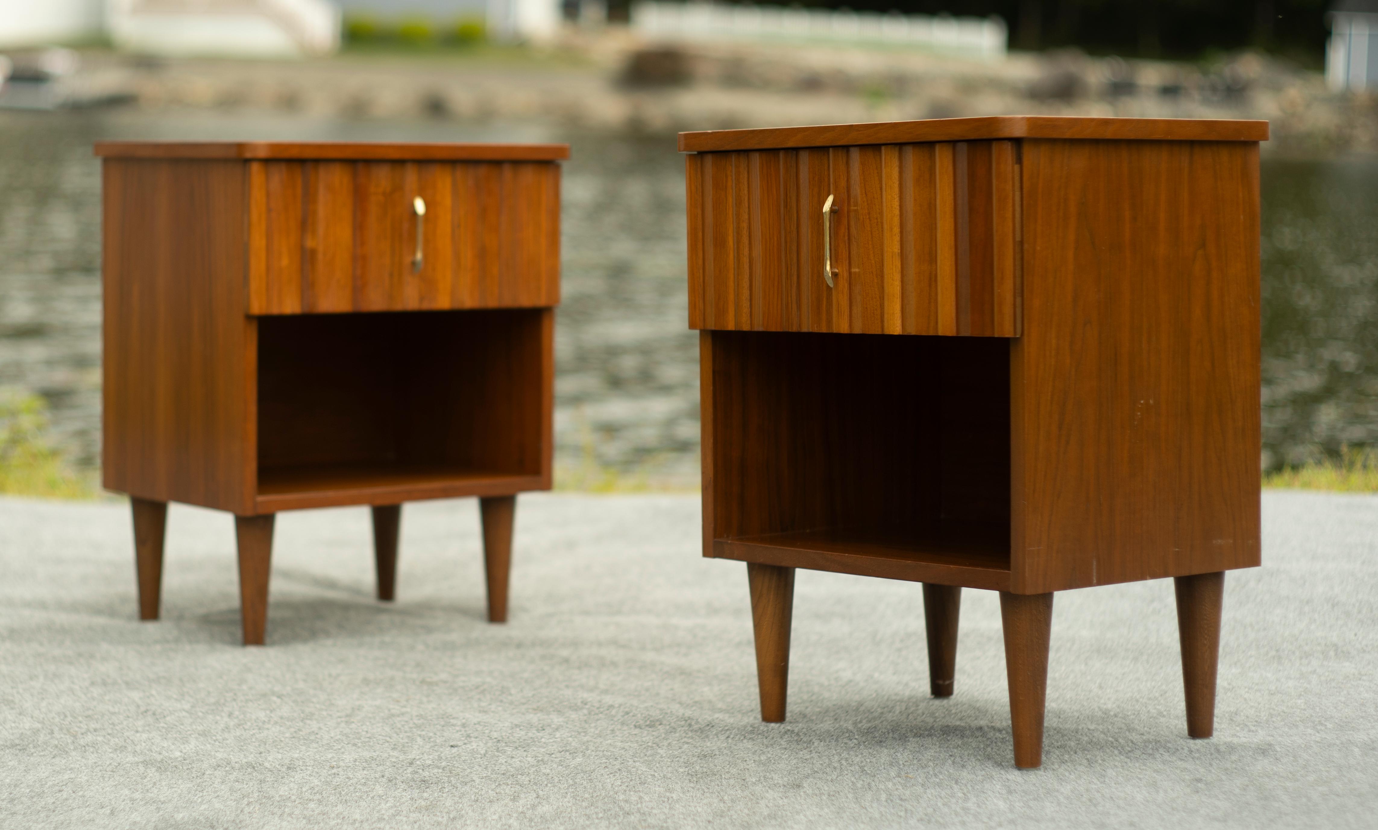 Pair of Young Manufacturing Walnut & Brass Nightstands or End Tables MCM For Sale 2
