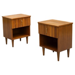 Paire de tables de nuit ou d'appoint en noyer et laiton de Young Manufacturing MCM