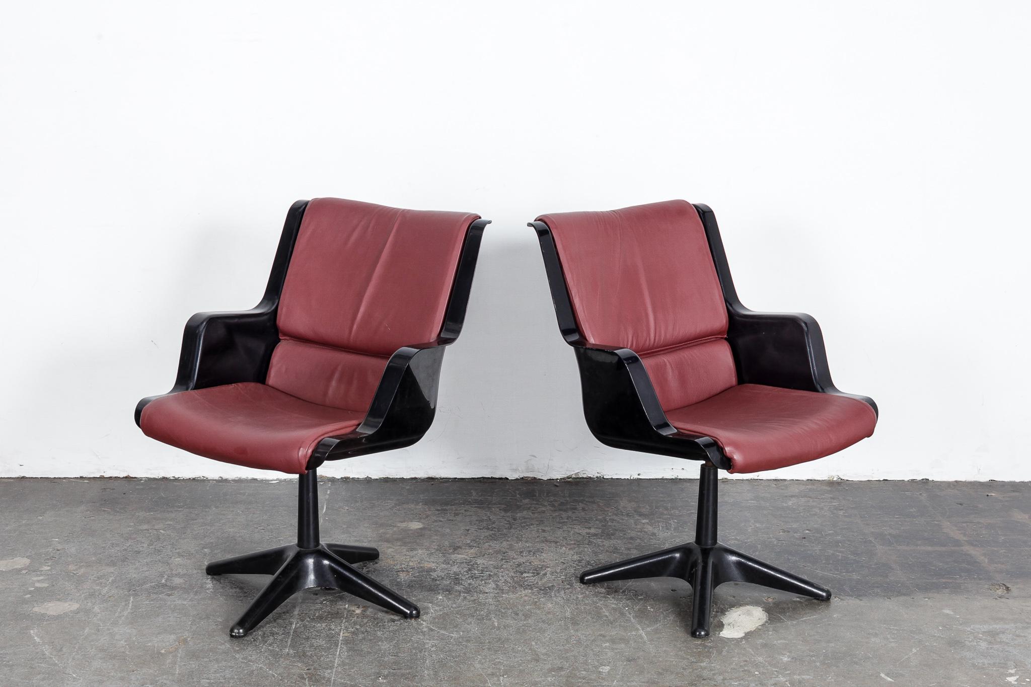 Mid-Century Modern Pair of Yrjo Kukkapuro for Haimi Molded Plastic and Leather Swivel Side Chairs For Sale