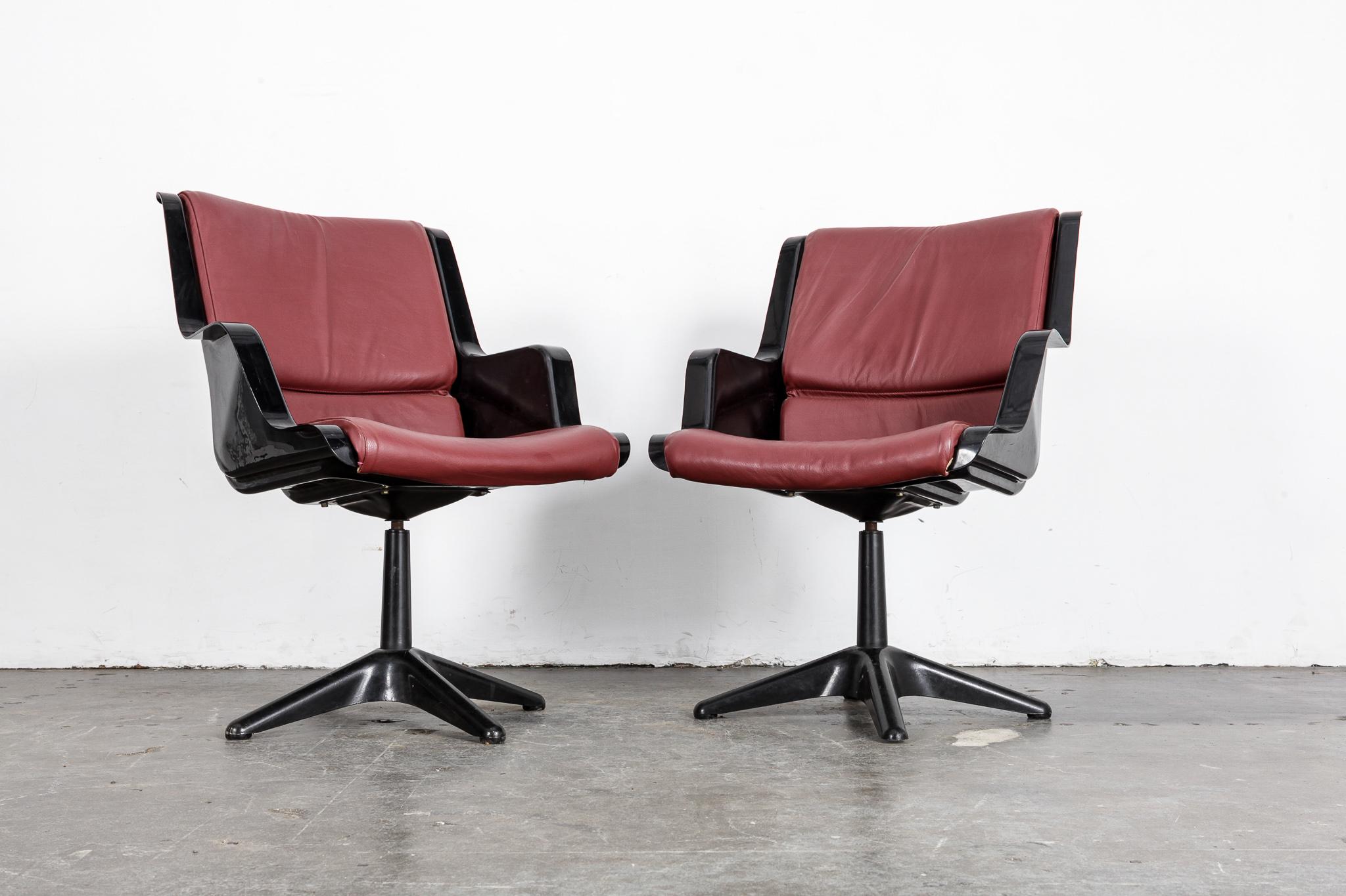 Finnish Pair of Yrjo Kukkapuro for Haimi Molded Plastic and Leather Swivel Side Chairs For Sale