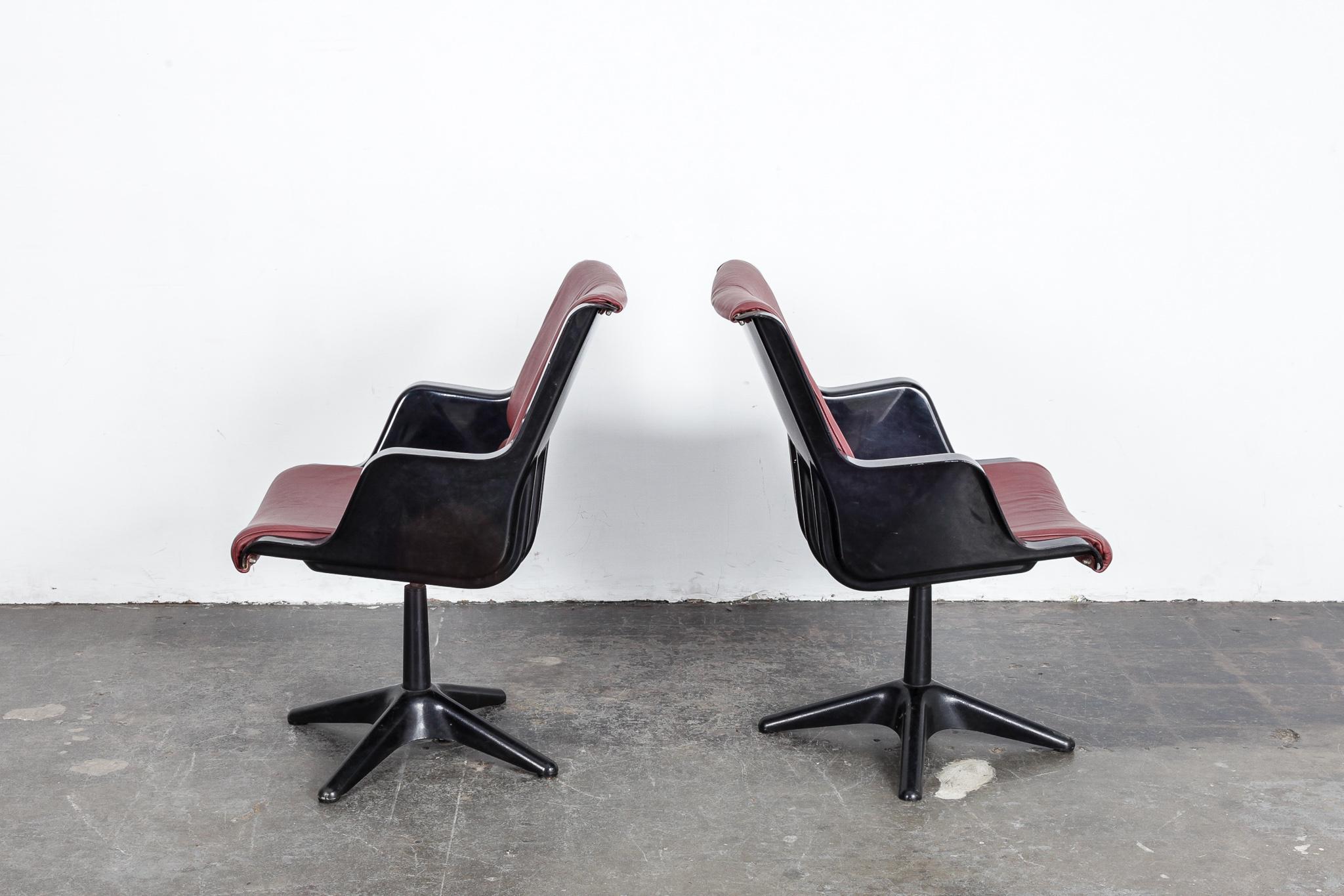 Mid-20th Century Pair of Yrjo Kukkapuro for Haimi Molded Plastic and Leather Swivel Side Chairs For Sale