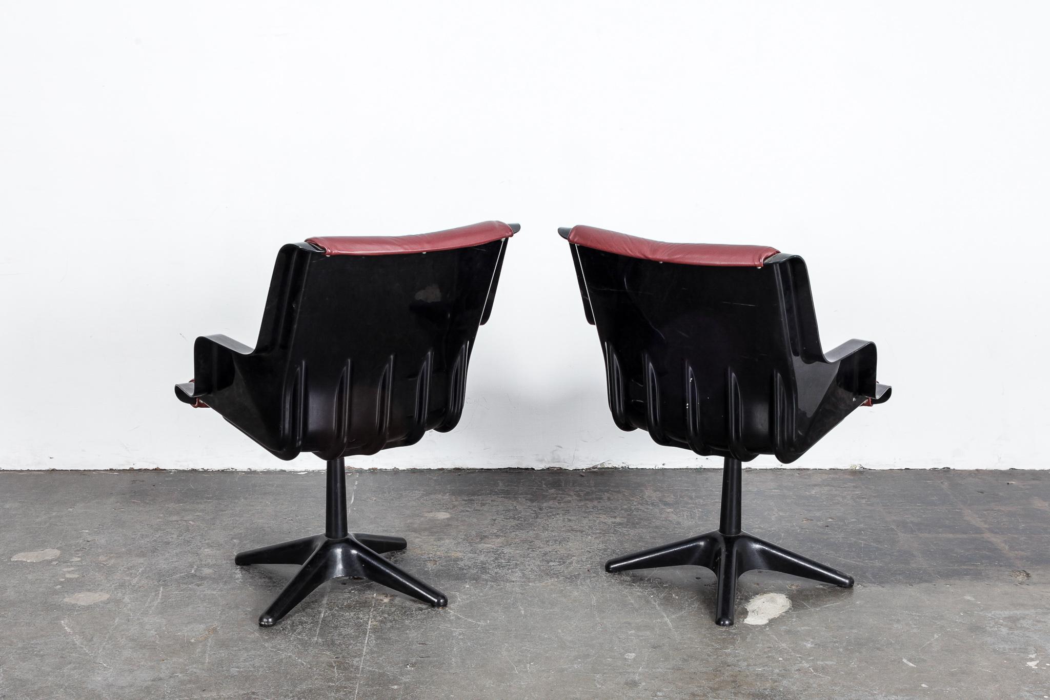 Metal Pair of Yrjo Kukkapuro for Haimi Molded Plastic and Leather Swivel Side Chairs For Sale