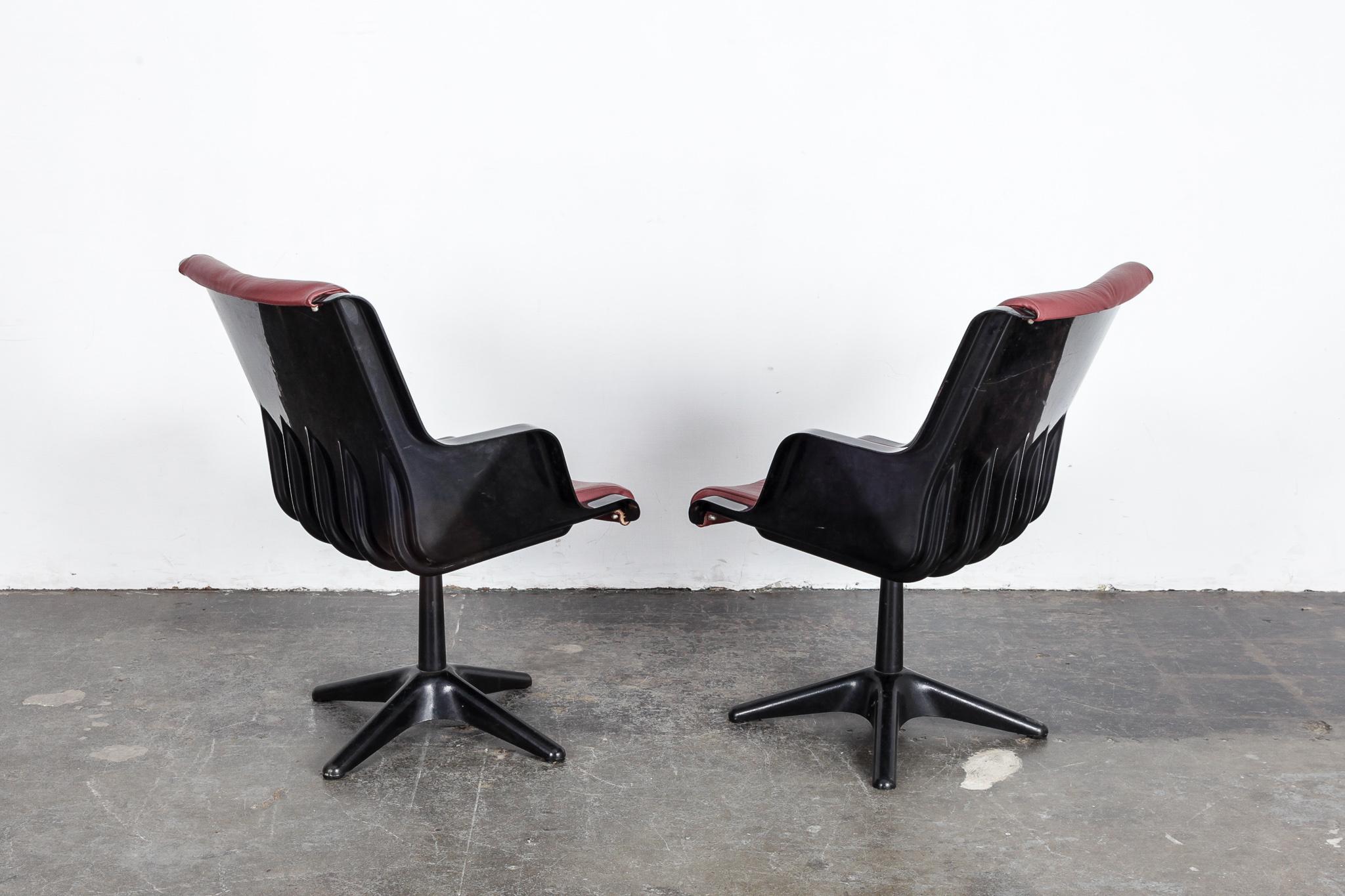 Pair of Yrjo Kukkapuro for Haimi Molded Plastic and Leather Swivel Side Chairs For Sale 2