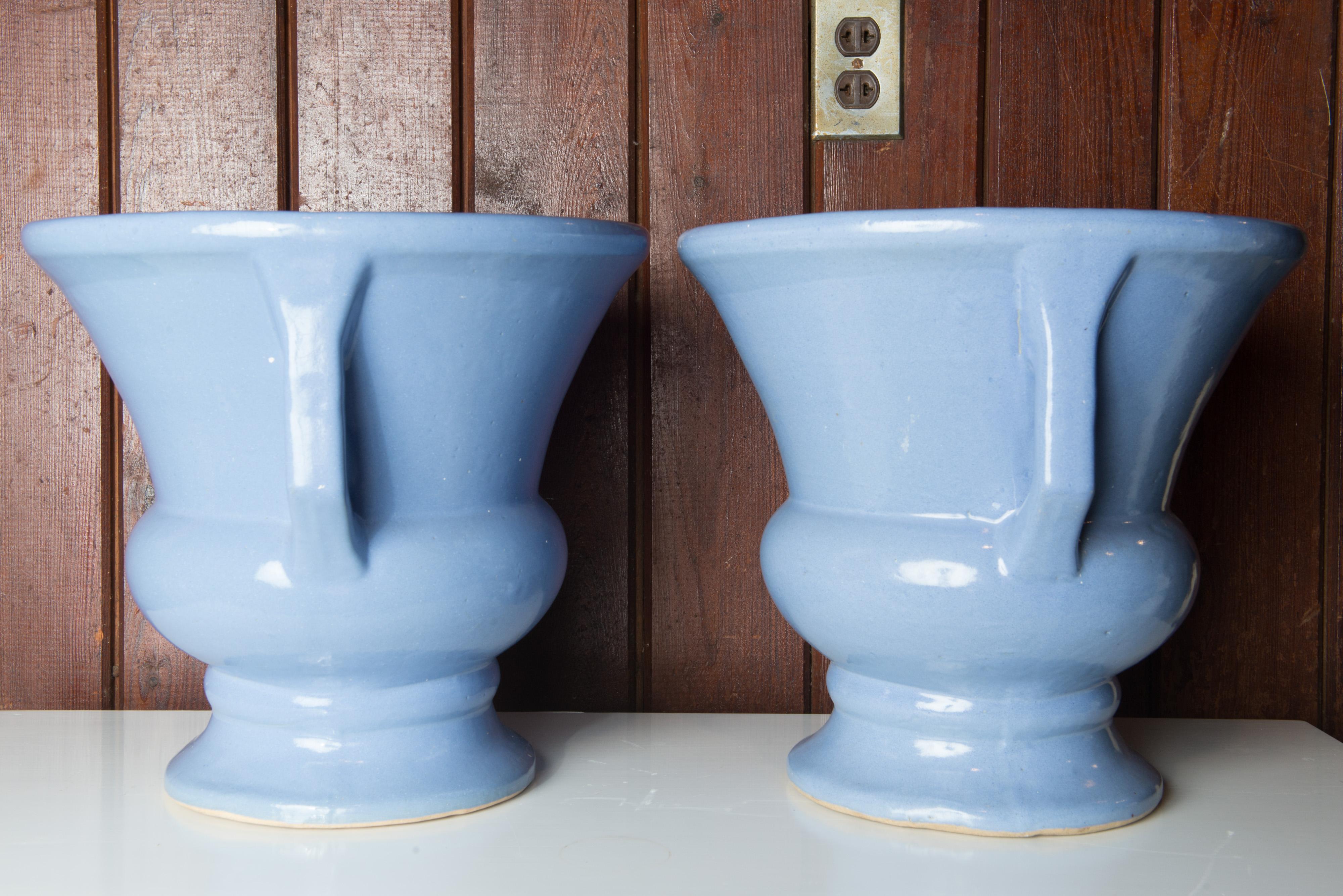 Pair of Zanesville Blue Pottery Urns In Good Condition For Sale In Stamford, CT