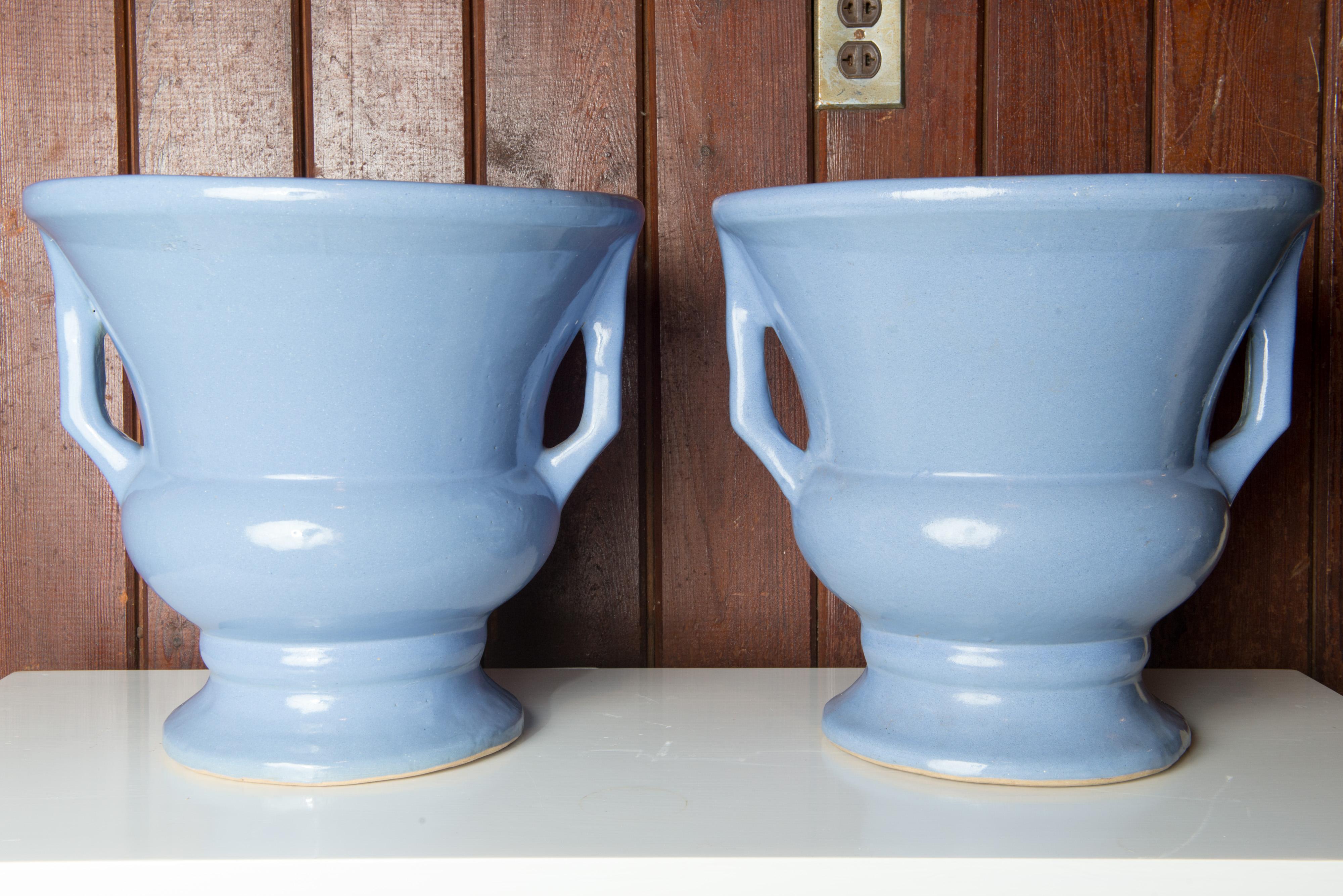 Paar blaue Zanesville-Keramik-Urnen (Mitte des 20. Jahrhunderts) im Angebot