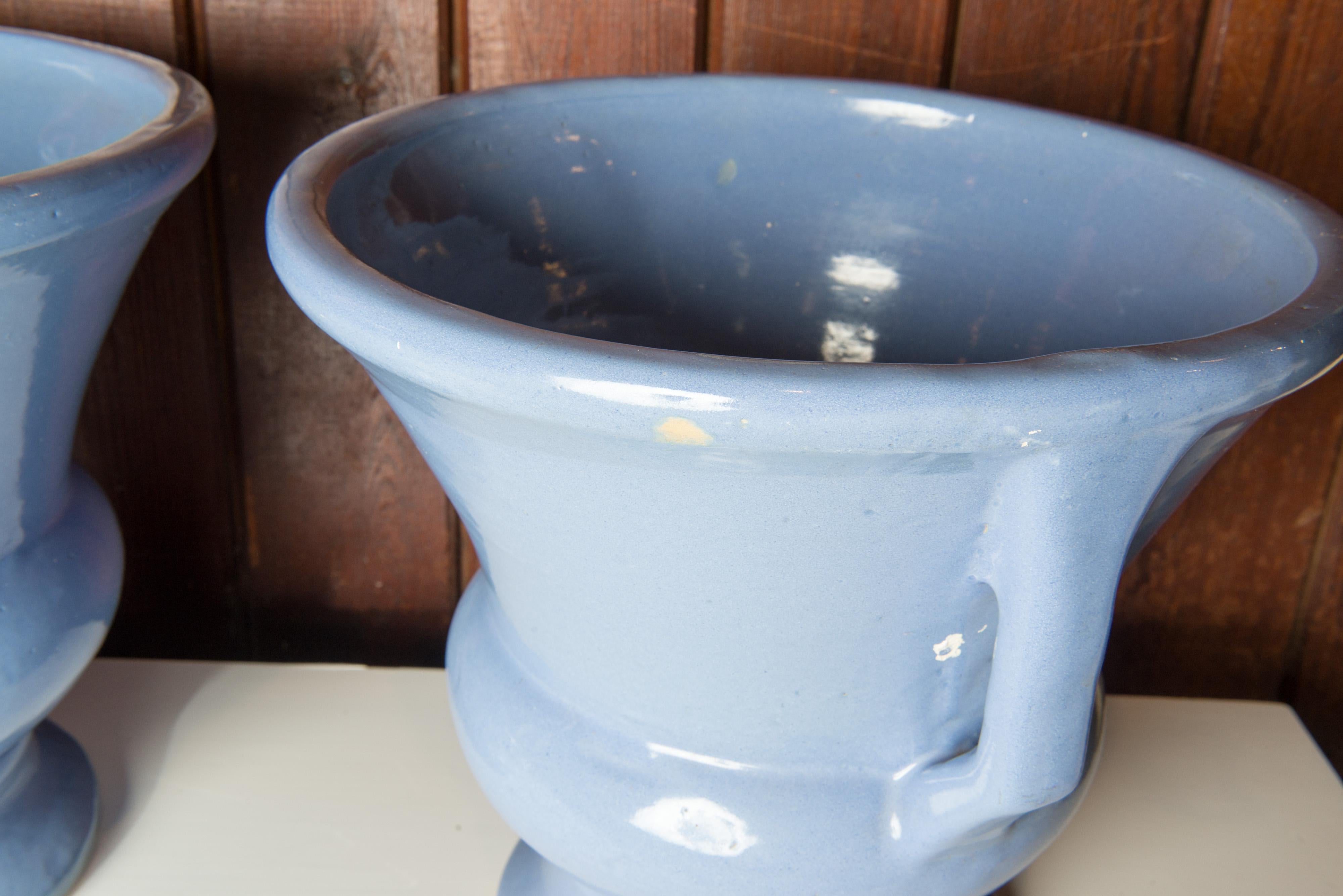 Paar blaue Zanesville-Keramik-Urnen im Angebot 1