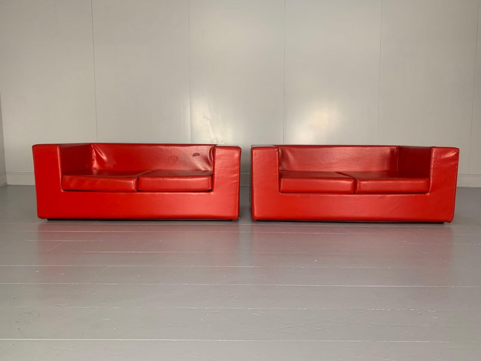 Paar Zanotta-Sofas „Throw Away“ „Throw Away“ - In rotem Gummi im Zustand „Gut“ im Angebot in Barrowford, GB