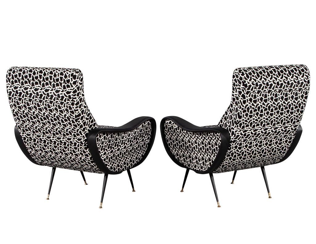 Pair of Zanuso Style Lounge Chairs in Black and White In Good Condition For Sale In North York, ON