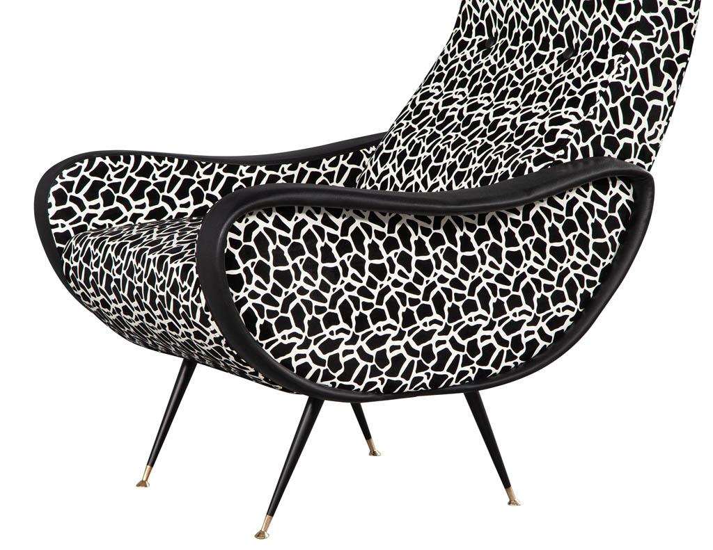 Paire de fauteuils de salon de style Zanuso en noir et blanc en vente 1