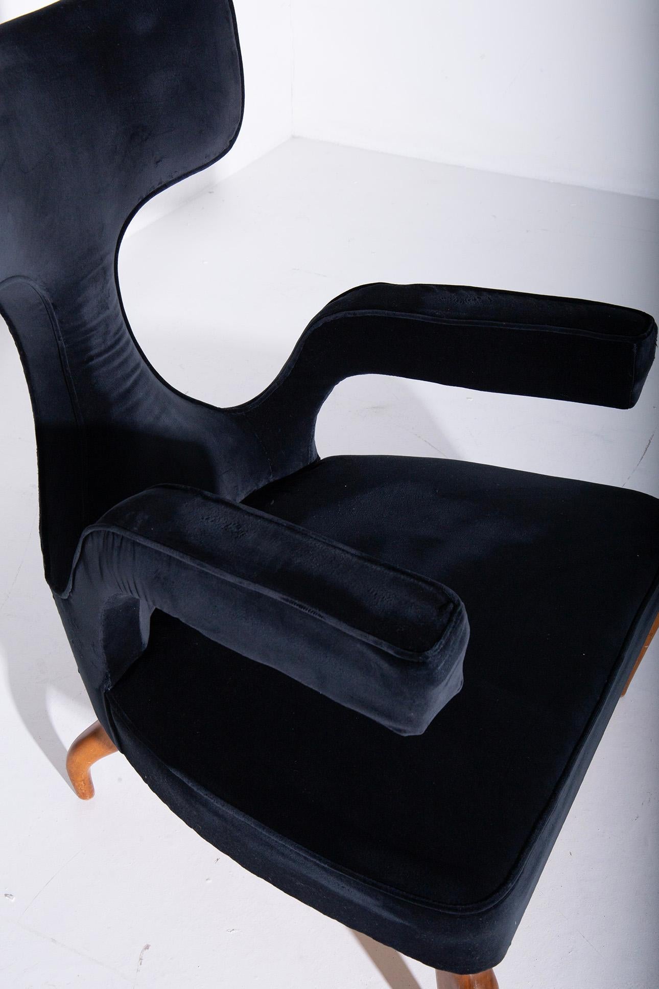 Tauchen Sie ein in den Luxus dieser wunderschön restaurierten Zavanella-Stühle, die für ihr markantes, kantiges Design und ihren außergewöhnlichen Komfort bekannt sind. Die mit viel Liebe zum Detail gefertigten Stühle verfügen über eine