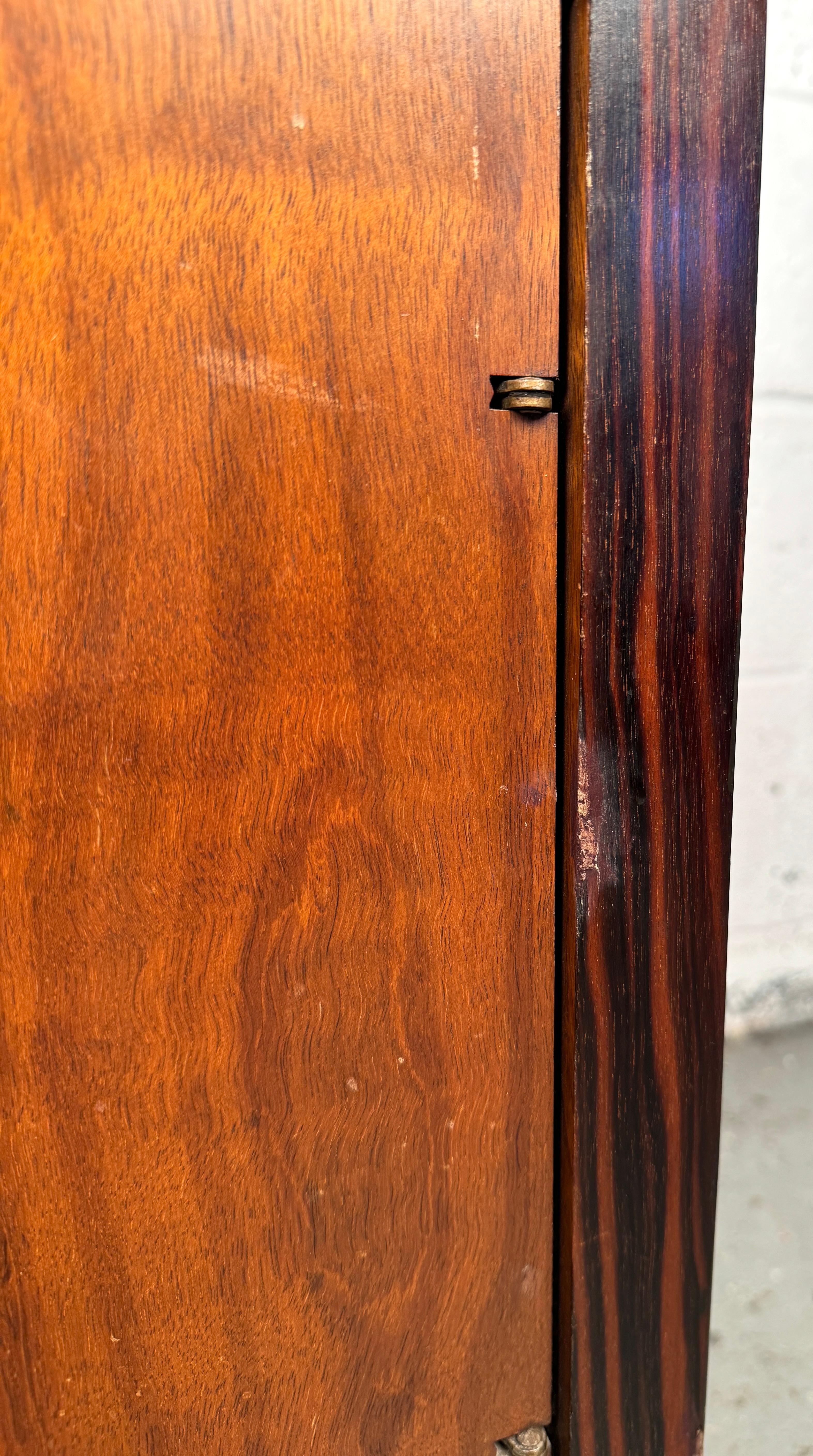 Coppia di comodini in legno di zebra in vendita 10