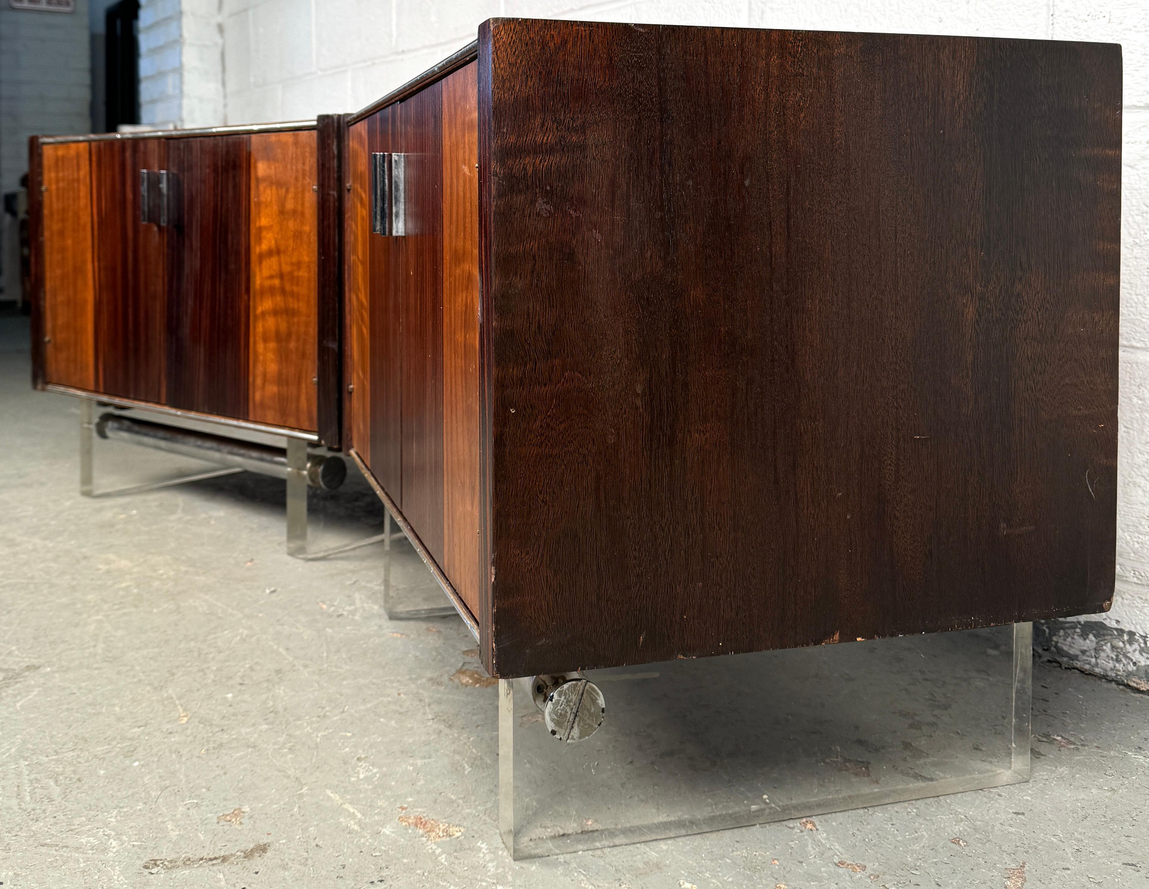 Elegante e accattivante, questa coppia di comodini in stile Mid-Century Modern è caratterizzata da un legno zebrato riccamente venato e da linee classiche e pulite. Ogni pezzo è dotato di un cassetto singolo e di un ripiano aperto, che combina uno
