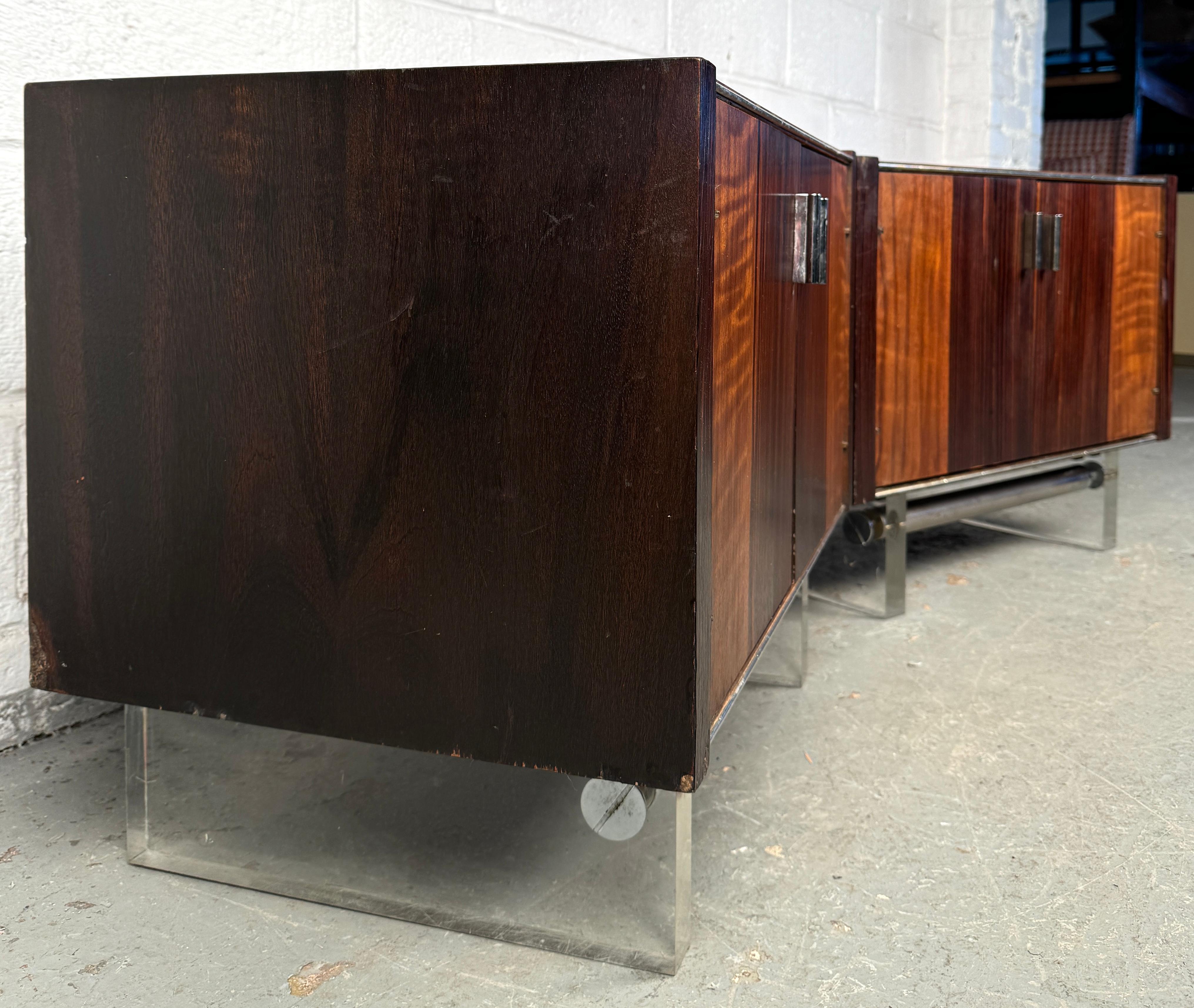 Mid-Century moderno Coppia di comodini in legno di zebra in vendita