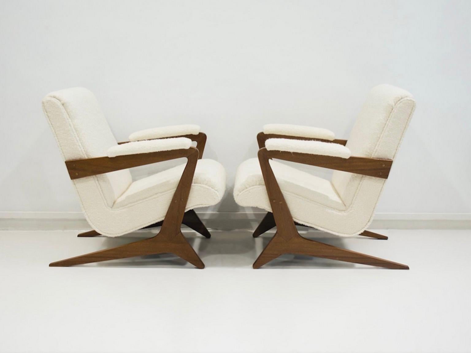 Mid-Century Modern Pair of Zeca Armchairs by José Zanine Caldas For Sale