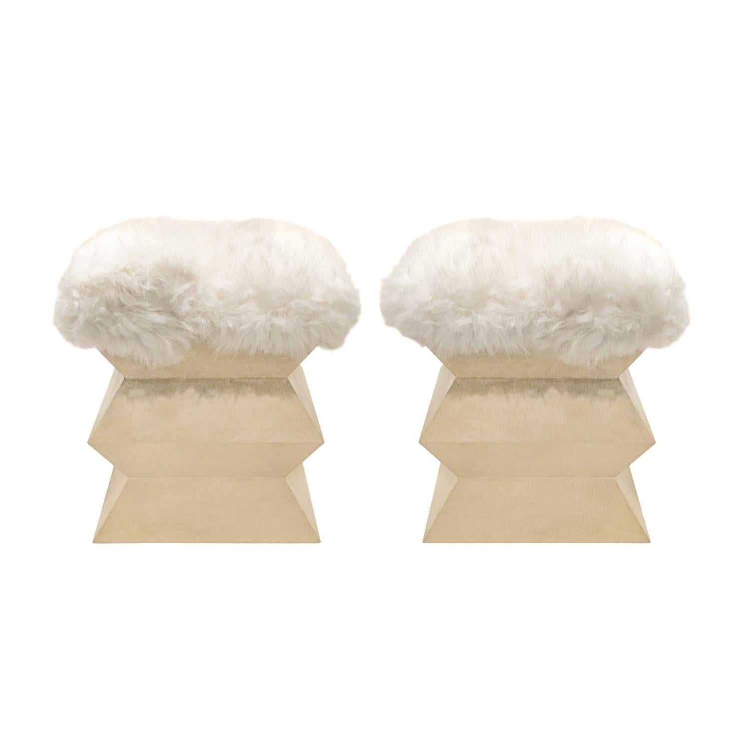 Paar Zickzack-Bänke aus lackiertem Ziegenleder mit Sitzflächen aus Pelz in der Art von Brancusi, Amerika 1970er Jahre.  Diese Bänke sind wunderschön gemacht und unglaublich stilvoll.

Abmessungen für jede:
T: 19 Zoll
B: 19 Zoll 
H: 20 Zoll
Basen: 