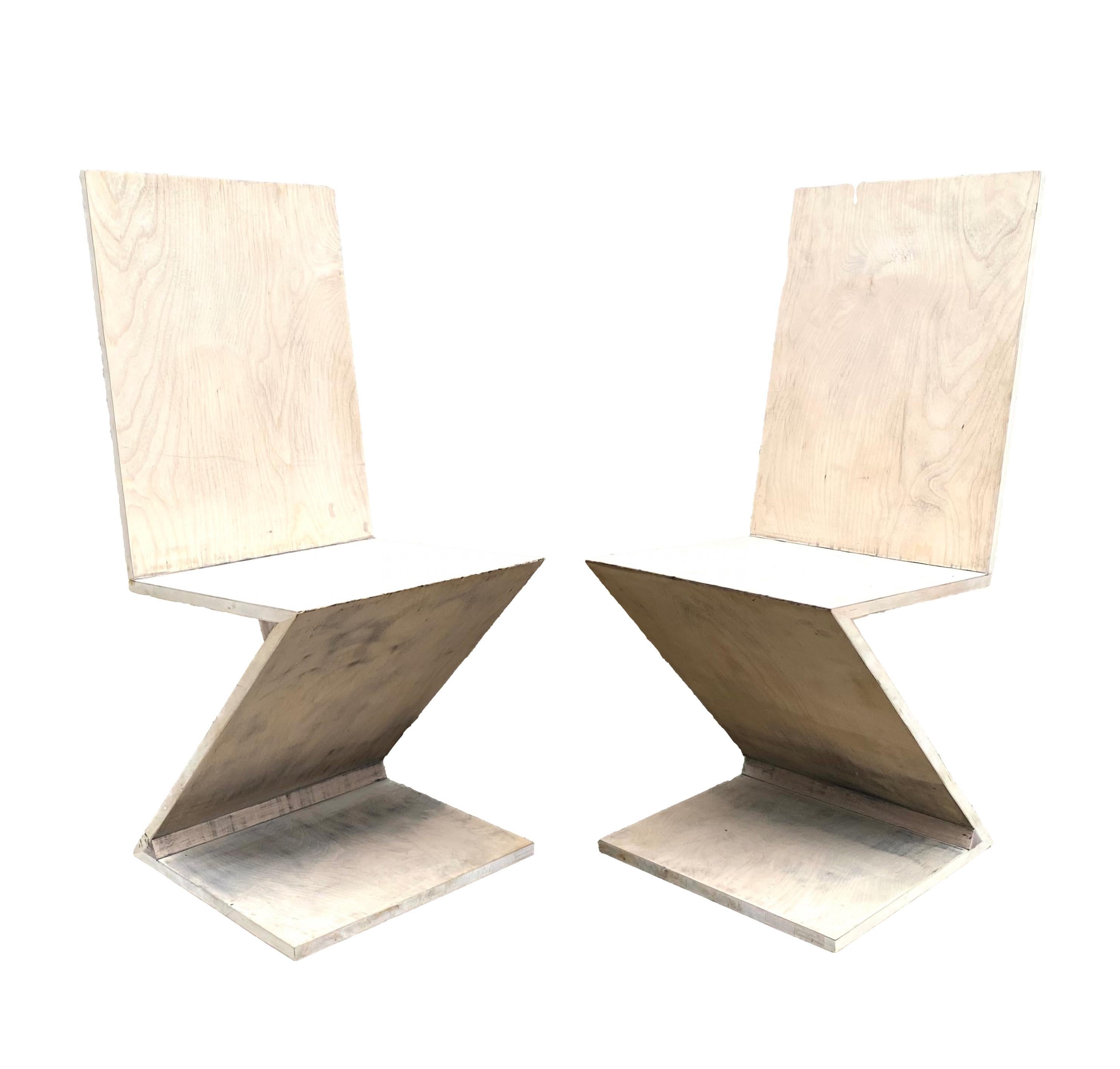 Coppia di sedie Zig Zag In condizioni discrete in vendita a East Hampton, NY