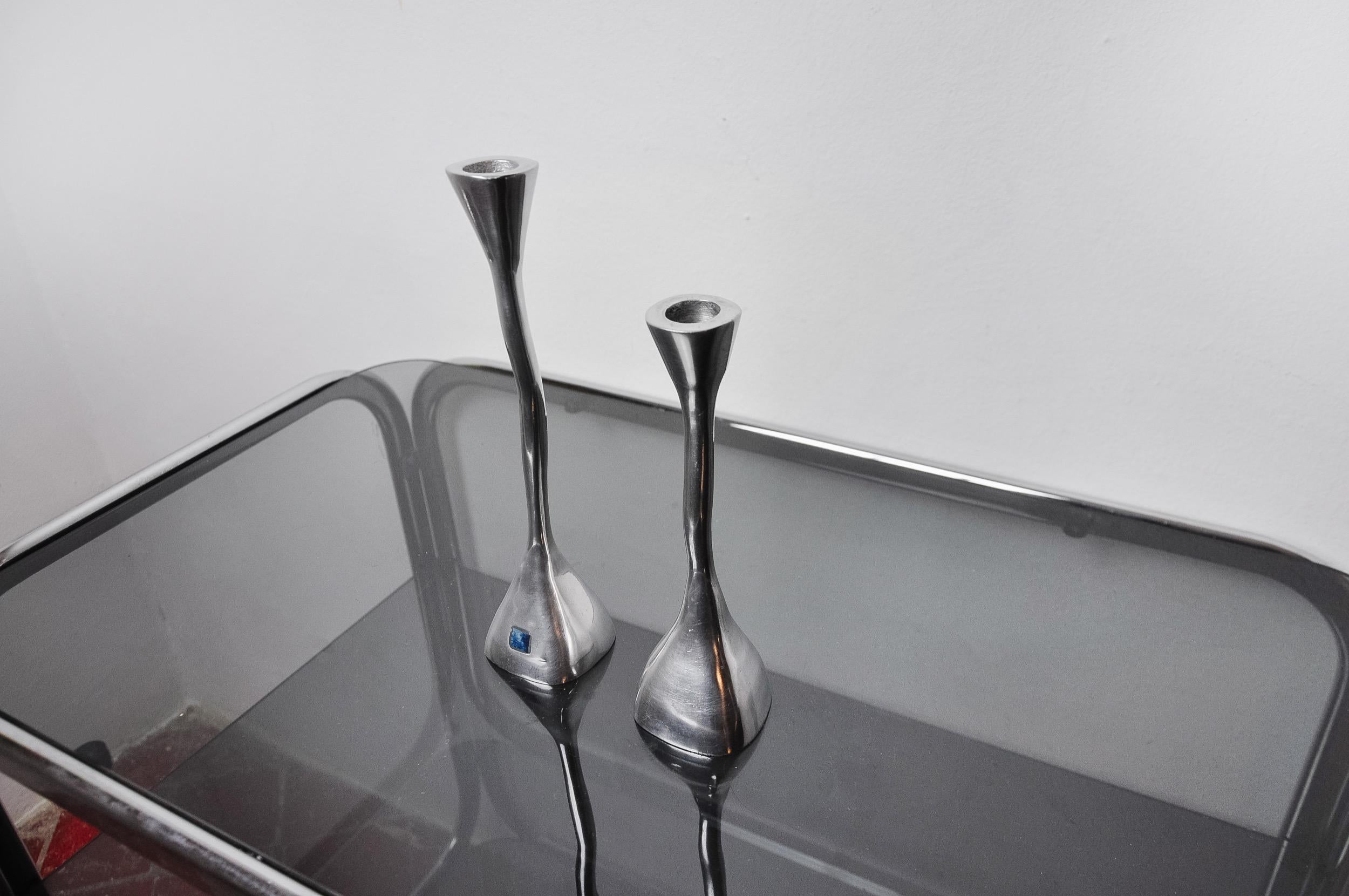 Spagnolo Coppia di candelieri a zig zag, alluminio massiccio e pietra lucida, art3 in vendita