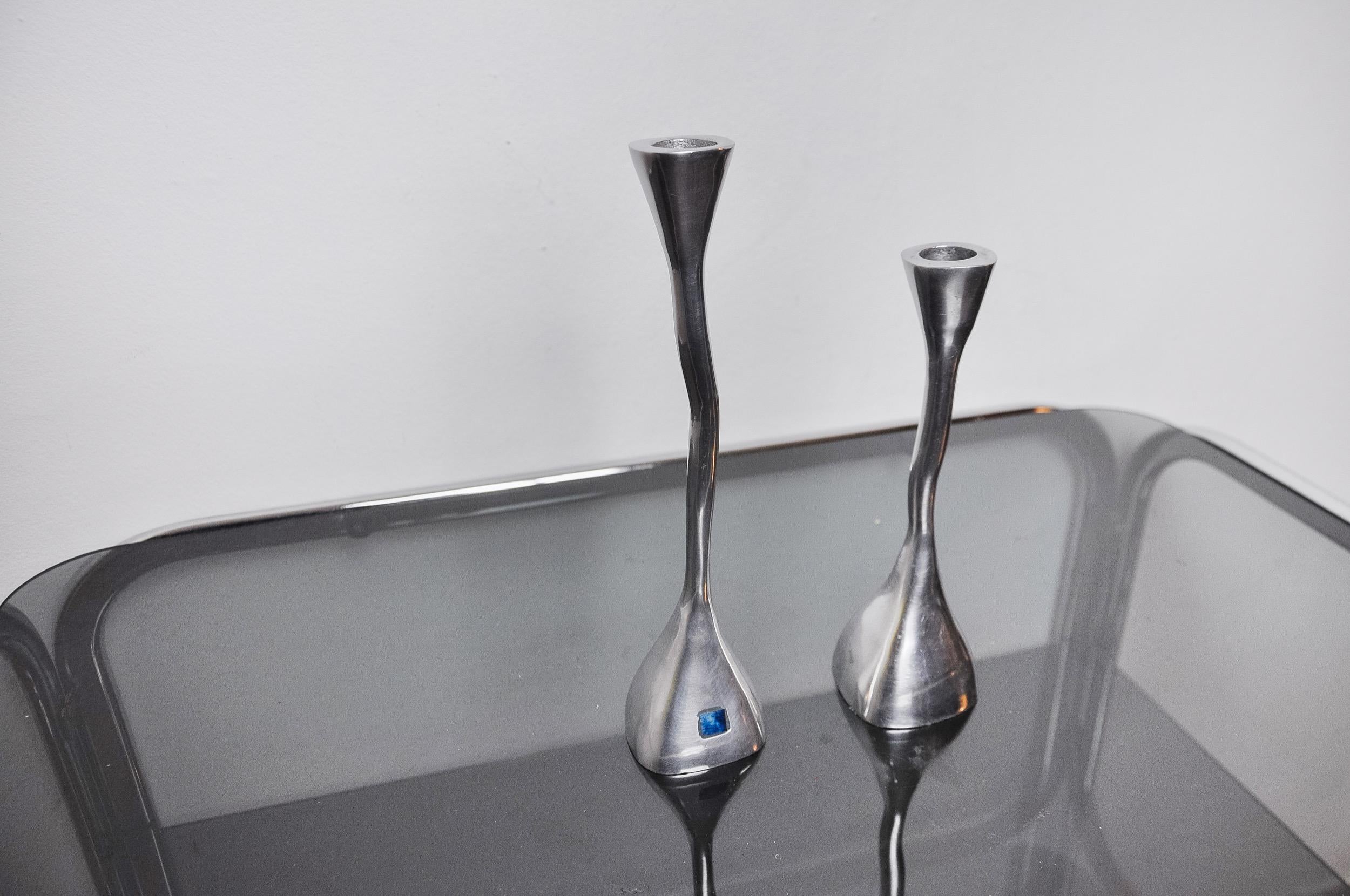 Paar Zickzack-Kerzenständer aus massivem Aluminium und poliertem Stein, art3 (Metall) im Angebot