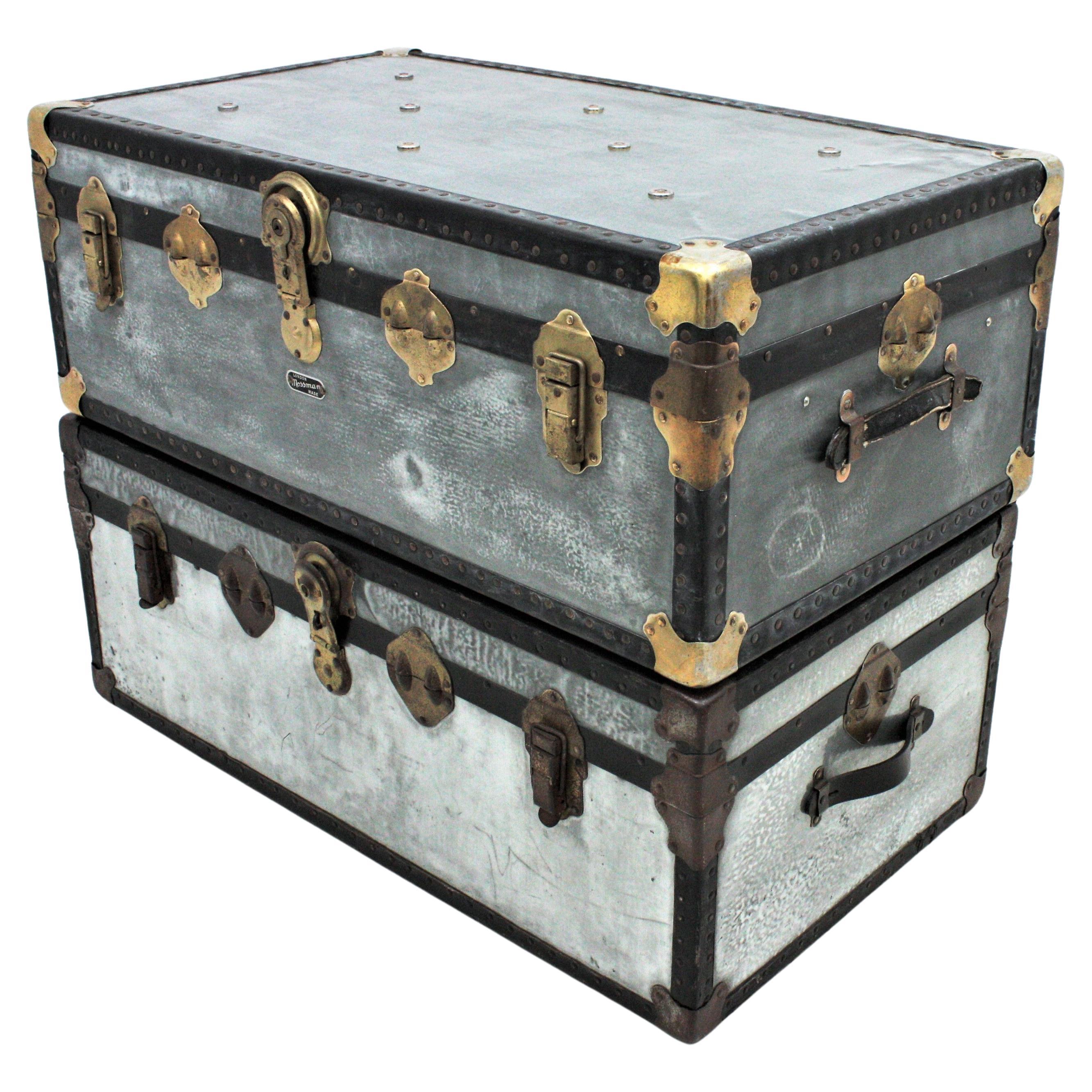 Juego de dos baúles de viaje/mesas bajas de cabina de zinc pulido por Mossman, Inglaterra, años 30
Tienen cerraduras de hierro patinado dorado, encuadernaciones de hierro y una tiene asas de goma, la otra de cuero.
Se pueden utilizar con fines