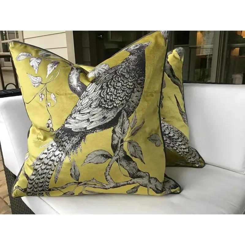 Pareja de almohadas rellenas de plumón Zoffany Darnley Toile-Tigers Eye Chartreuse y gris Art Decó en venta