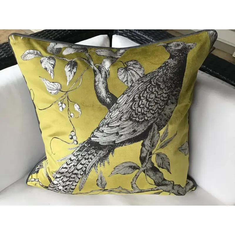 Pareja de almohadas rellenas de plumón Zoffany Darnley Toile-Tigers Eye Chartreuse y gris Estadounidense en venta