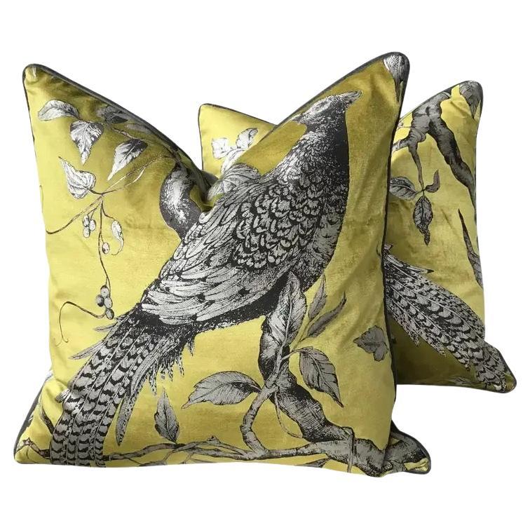 Pareja de almohadas rellenas de plumón Zoffany Darnley Toile-Tigers Eye Chartreuse y gris en venta