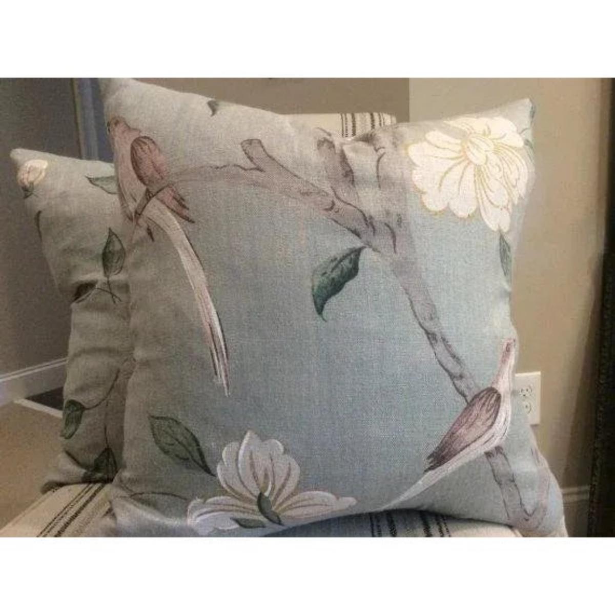 Questo splendido tessuto di Zoffany trae ispirazione dai pannelli di carta trovati nel Palazzo d'Estate di Drottingholm, in Svezia. Una meravigliosa seta grezza dona un'atmosfera contemporanea a un design storico. Nei colori blu grigio tenue, avorio