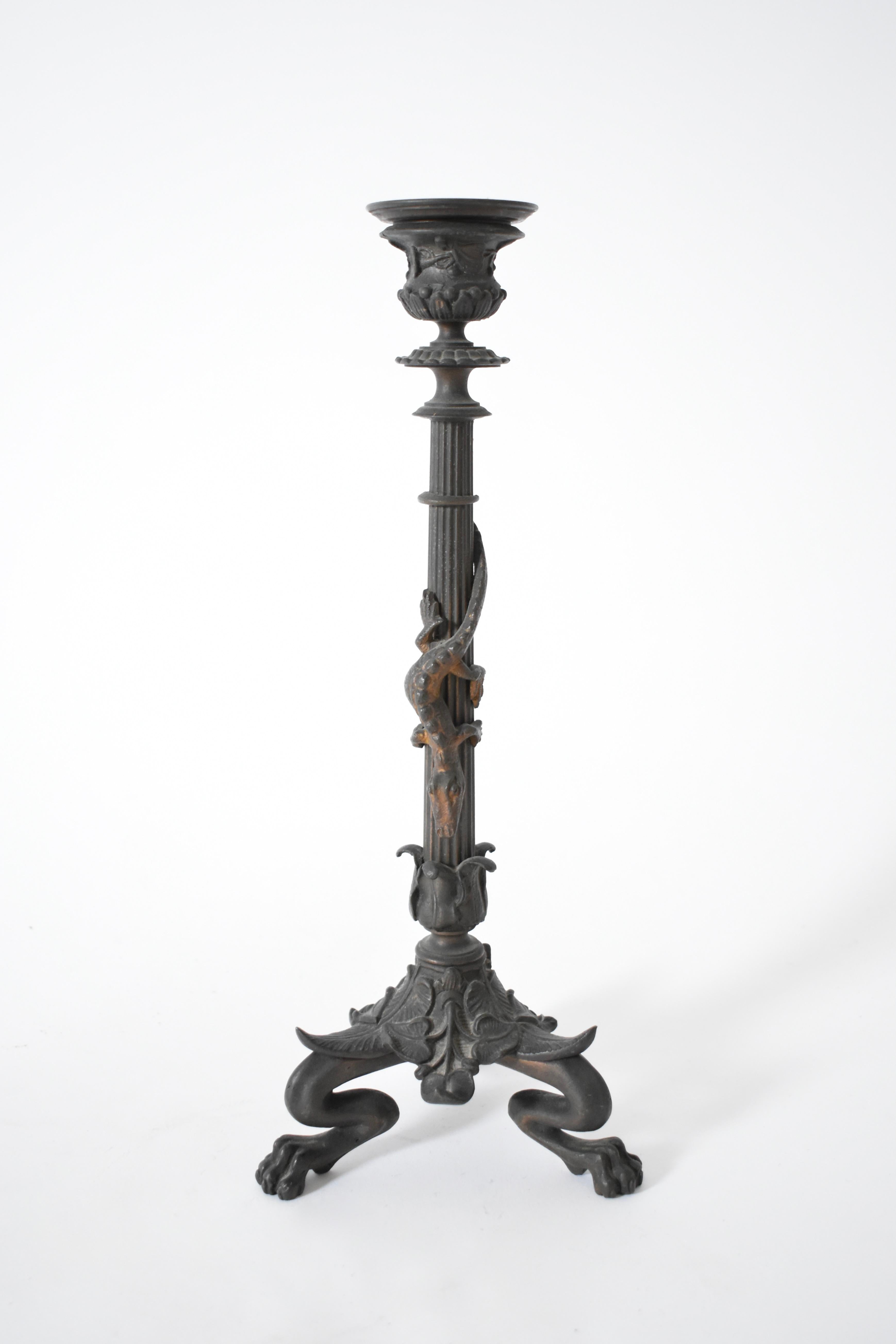 Pair of tripod torches candle holders in patinated bronze, with lizards and lion paws. France, late XIXth c.