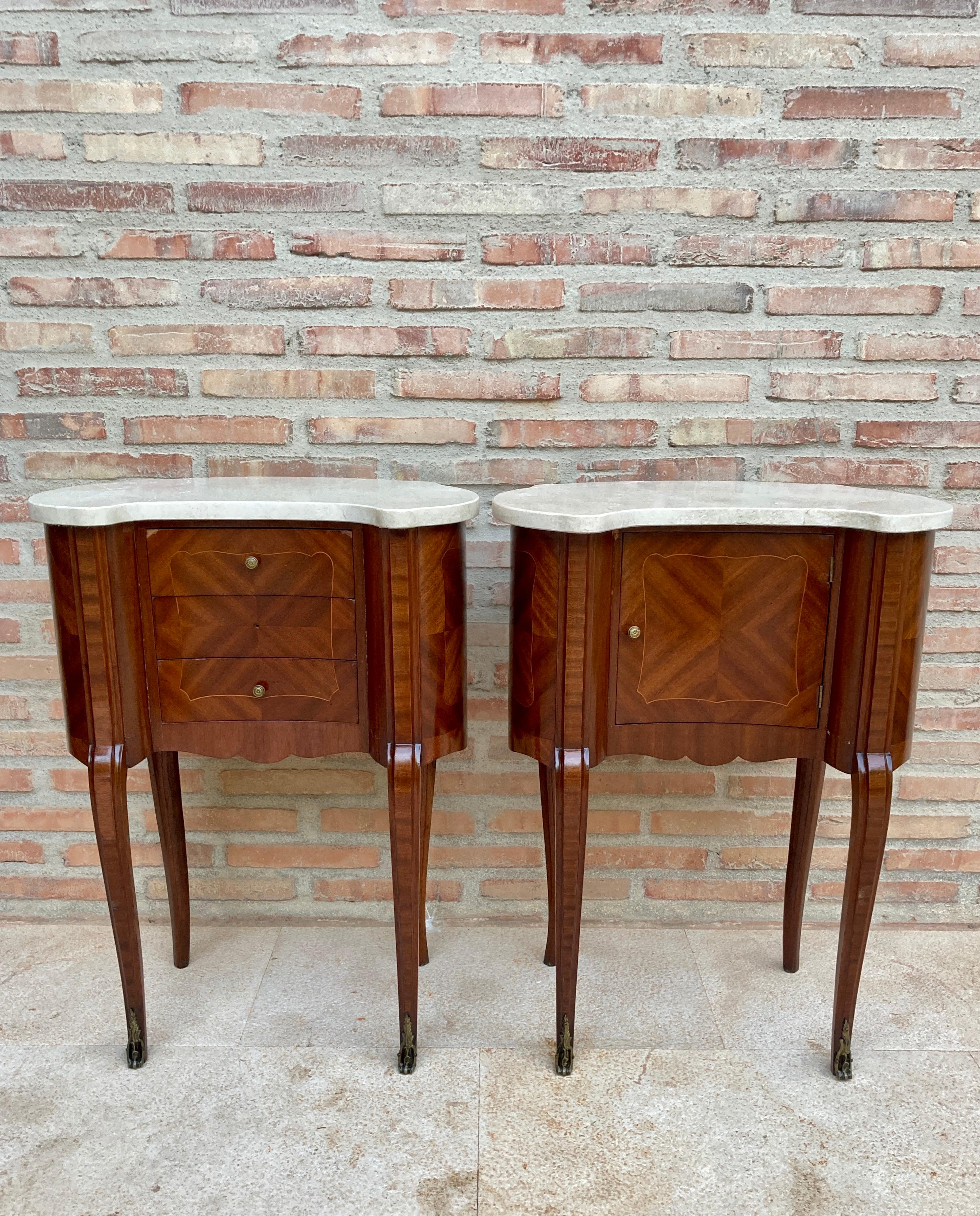 A stunning pair of antique marble top kidney shape side tables. These were made in France, they date from the 1900-1910 period.

Beautifully made from inlaid kingwood with floral marquetry, the quality of construction is excellent. The original