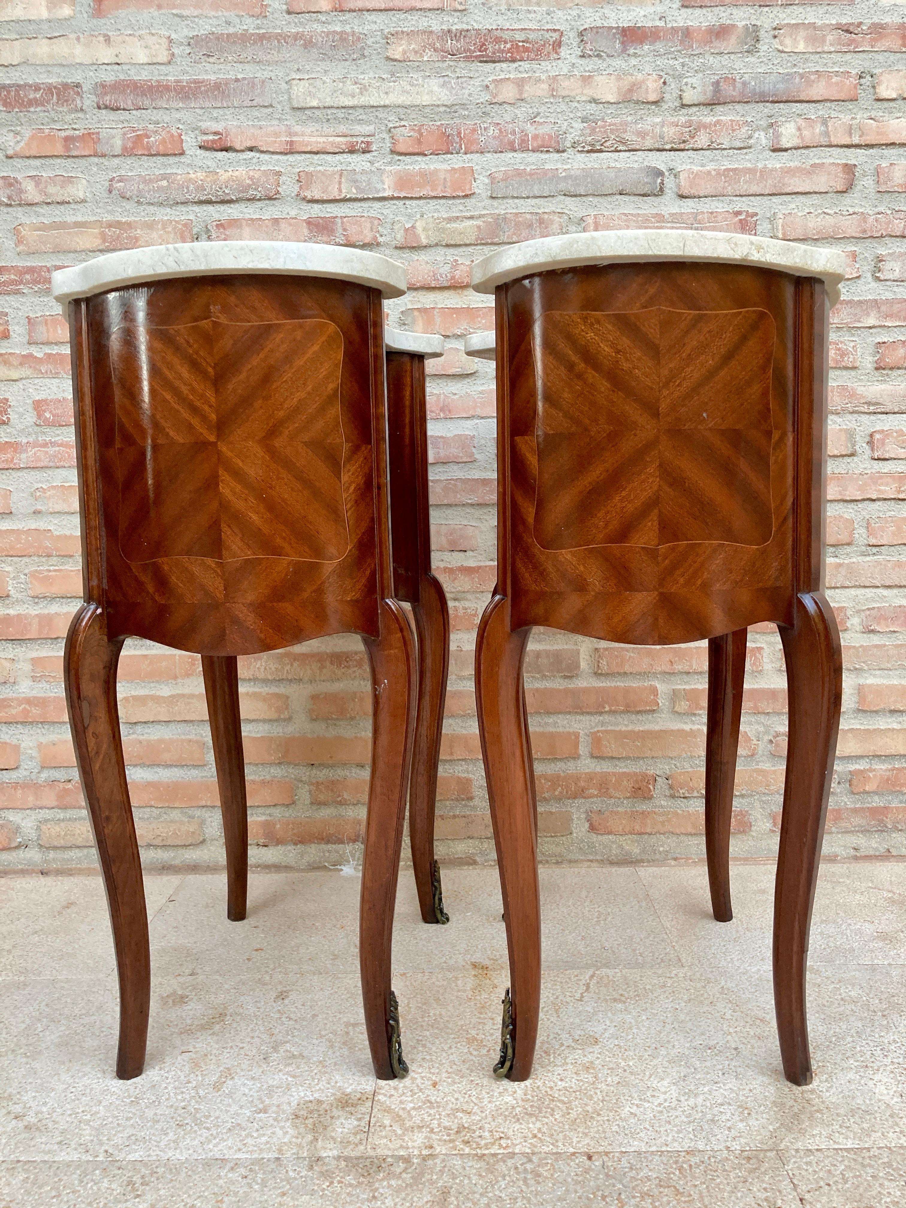Pair of Antique French Bedside Kidney Tables with Marble Tops In Good Condition In Miami, FL