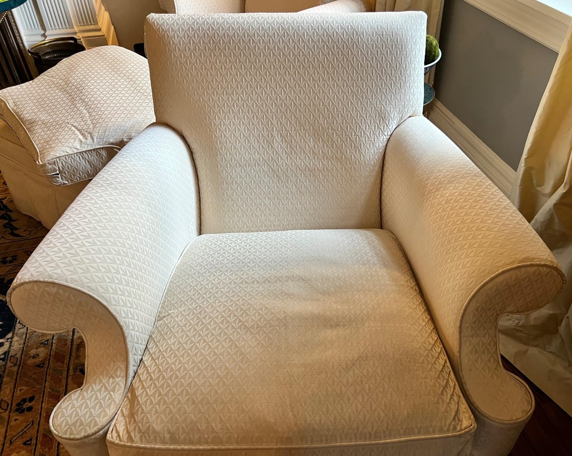 Classique américain Paire de fauteuils club pivotants et pouf recouverts de matelassé blanc, chaise Hickory en vente