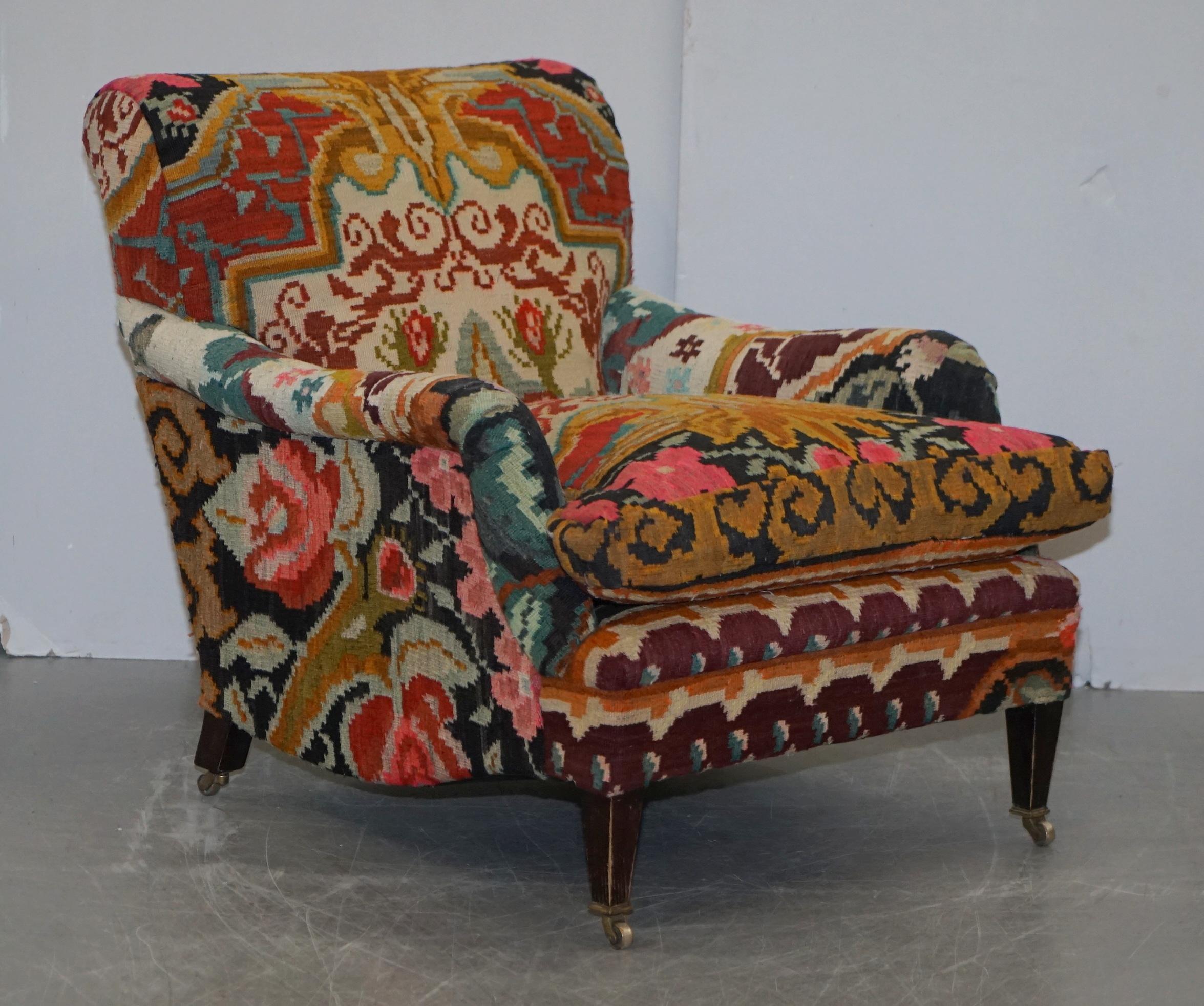 Nous avons le plaisir de proposer à la vente cette sublime paire de fauteuils George Smith Signature Scroll Arm Aztec Kilim avec des coussins surdimensionnés remplis de plumes 

. Il s'agit des meilleurs fauteuils disponibles à la vente