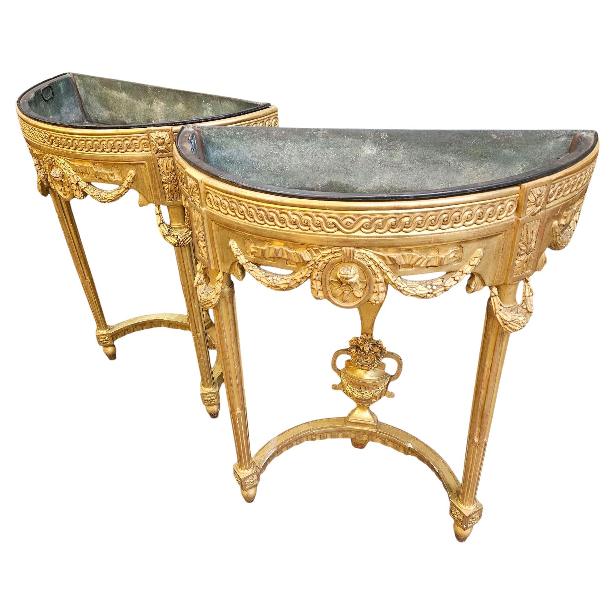 Pareja de jardineras de madera dorada del siglo XIX