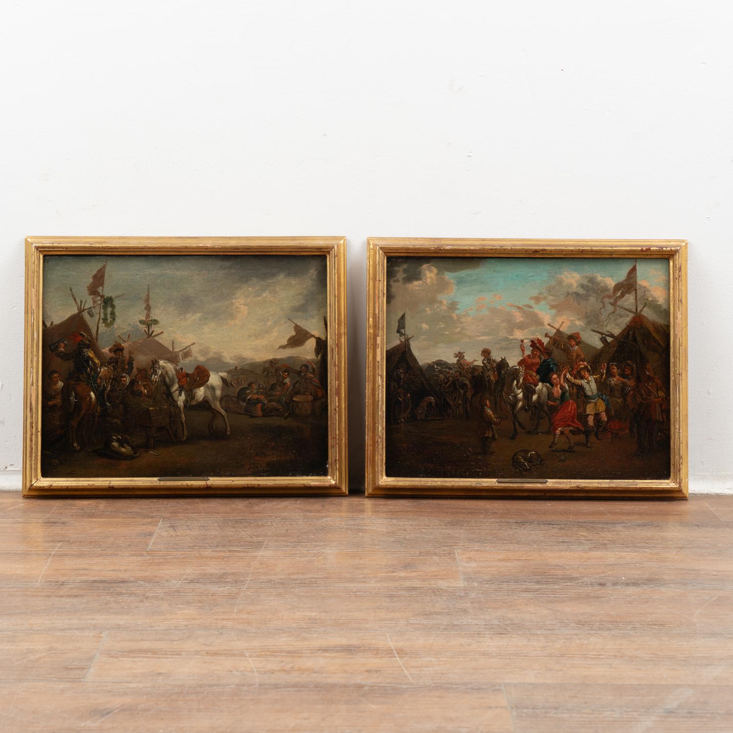Paire de peintures originales à l'huile sur toile représentant des soldats du calvaire près d'un campement. Non signée, la plaque en laiton sur chacune d'elles indique August Querfurt 1696-1761.
August Querfurt (1696-1761) est un peintre autrichien