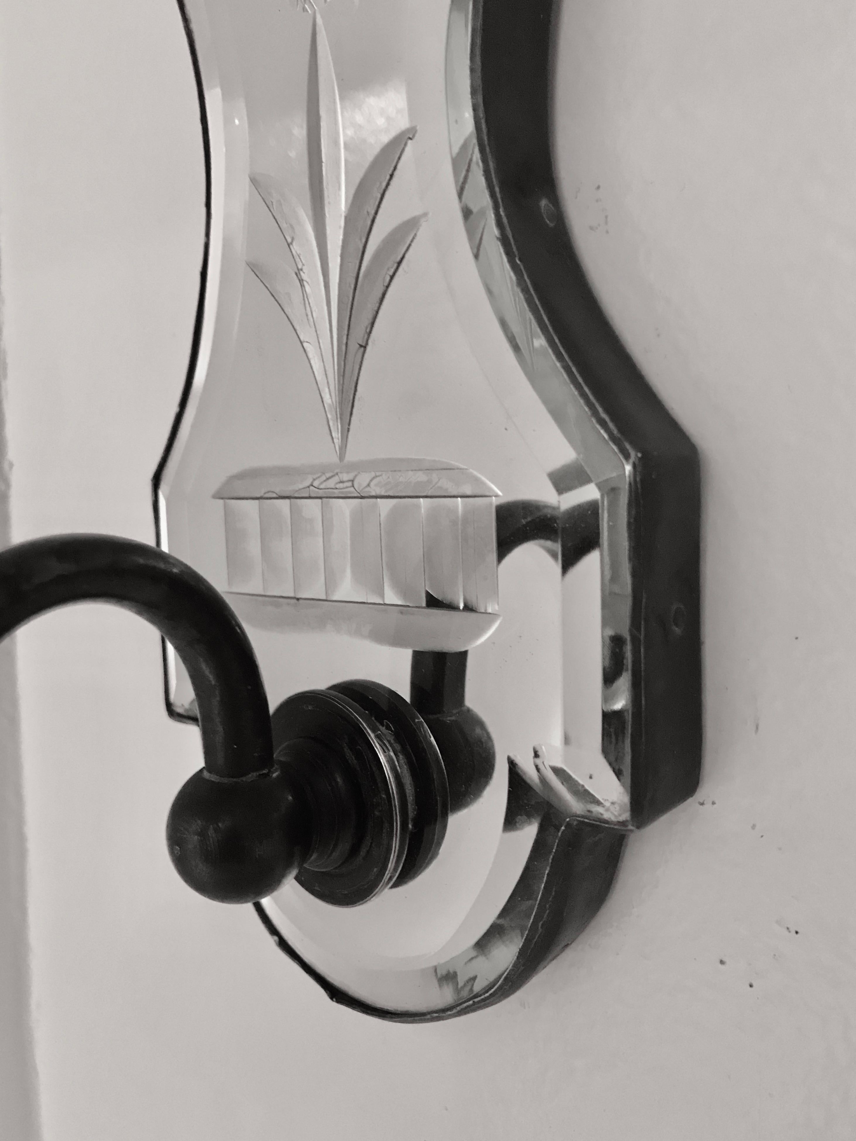 Cette belle paire d'appliques à dos en miroir biseauté et taillé à la molette possède des bras en bronze patiné. Elles datent du 18e siècle et sont équipées d'un nouveau câblage et de nouvelles prises de courant.