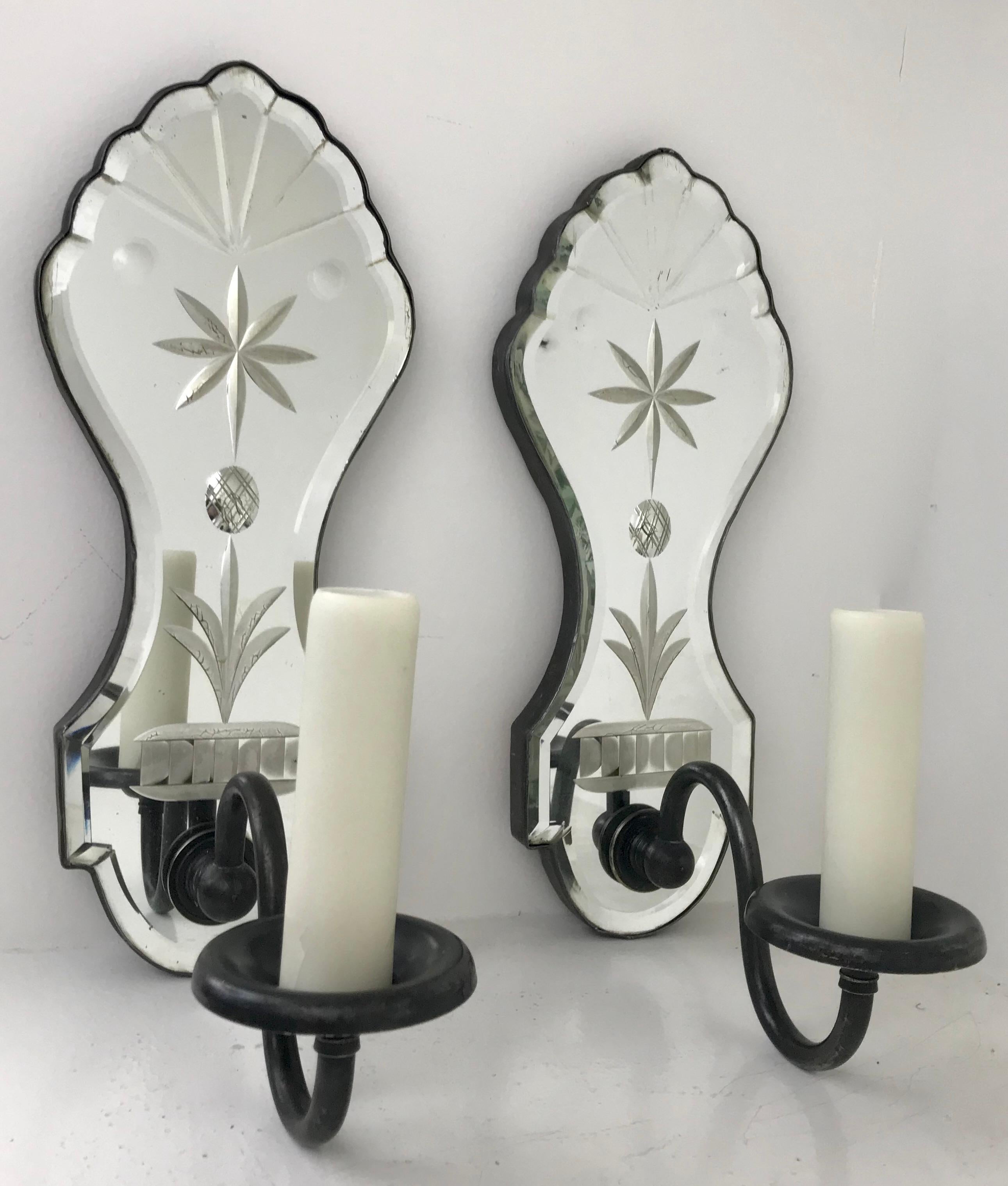 Queen Anne Paire d'appliques à bras uniques de style anglais ancien en verre miroir et bronze en vente