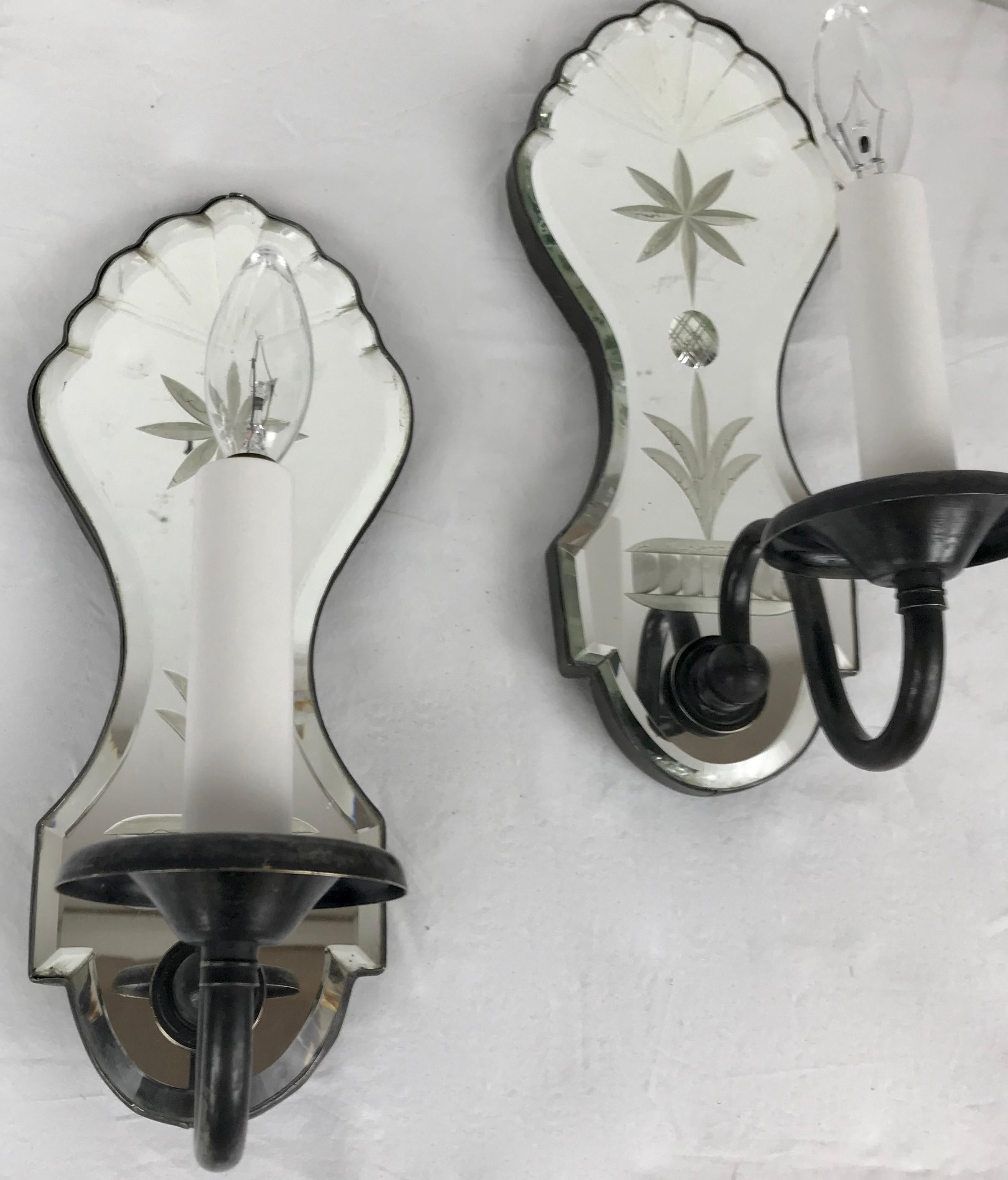 20ième siècle Paire d'appliques à bras uniques de style anglais ancien en verre miroir et bronze en vente