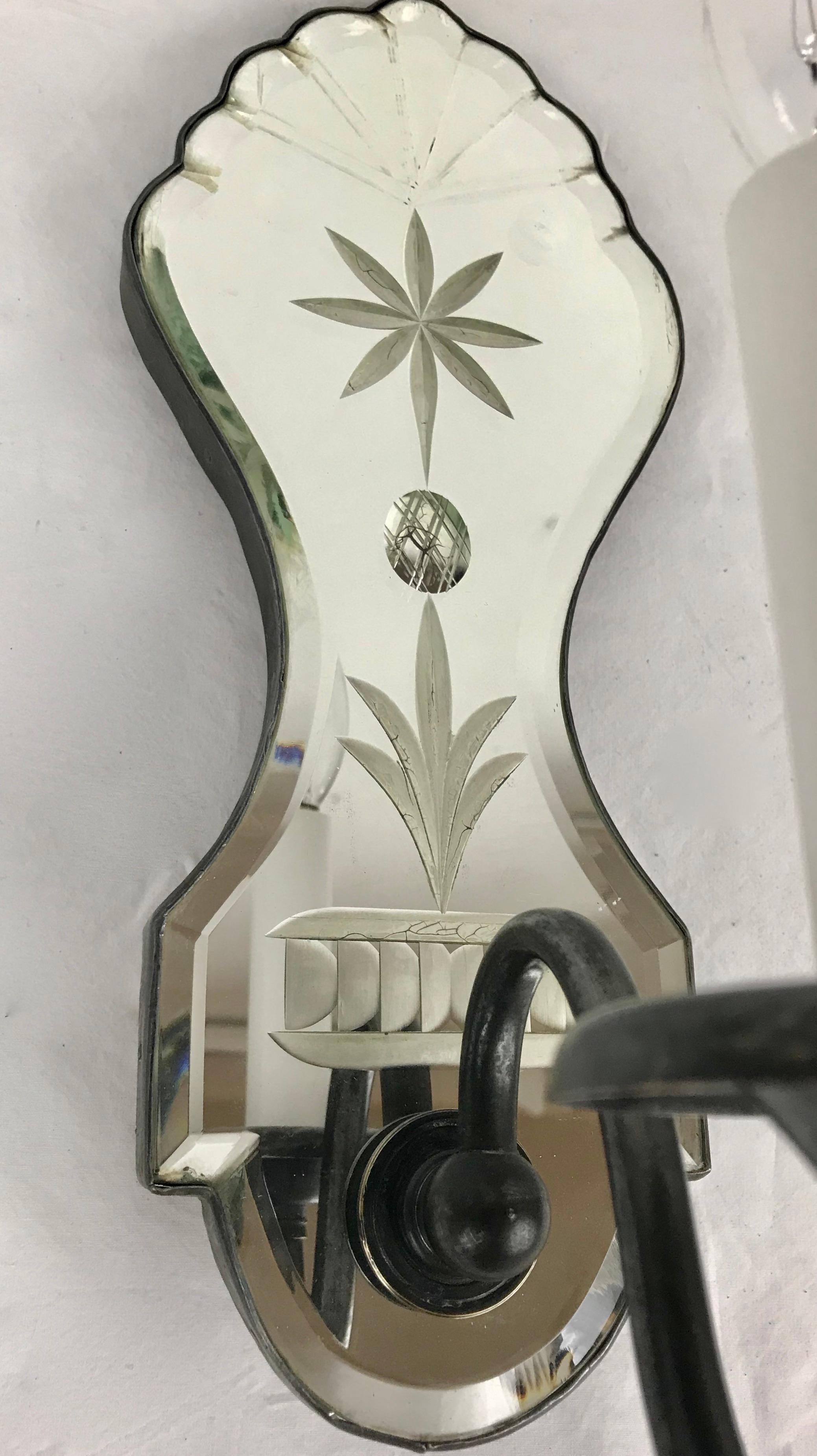 Paire d'appliques à bras uniques de style anglais ancien en verre miroir et bronze en vente 2