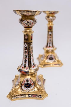 Paire de chandeliers Imari de la Royal Crown Derby, Angleterre, base en forme de dauphin