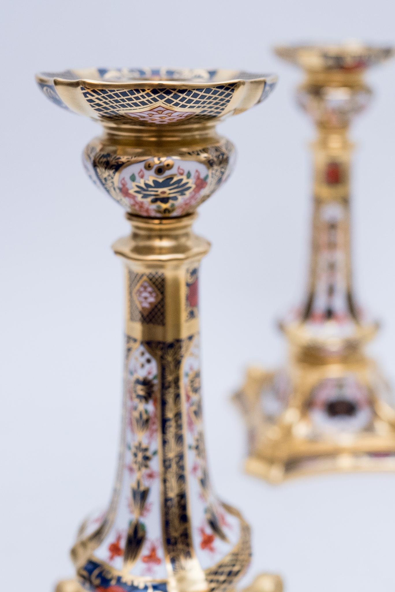Britannique Paire de chandeliers Imari de la Royal Crown Derby, Angleterre, base en forme de dauphin