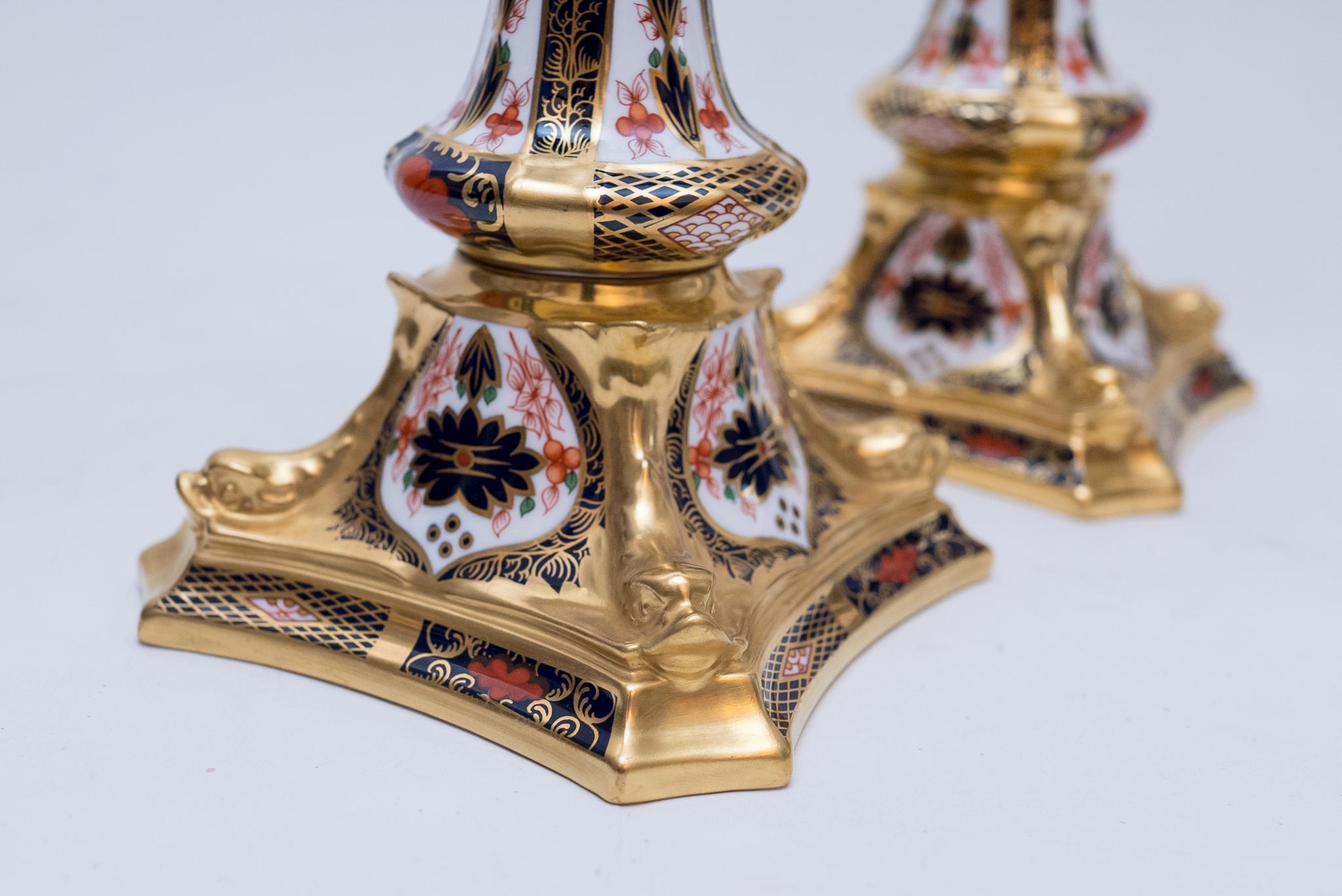 Fait main Paire de chandeliers Imari de la Royal Crown Derby, Angleterre, base en forme de dauphin