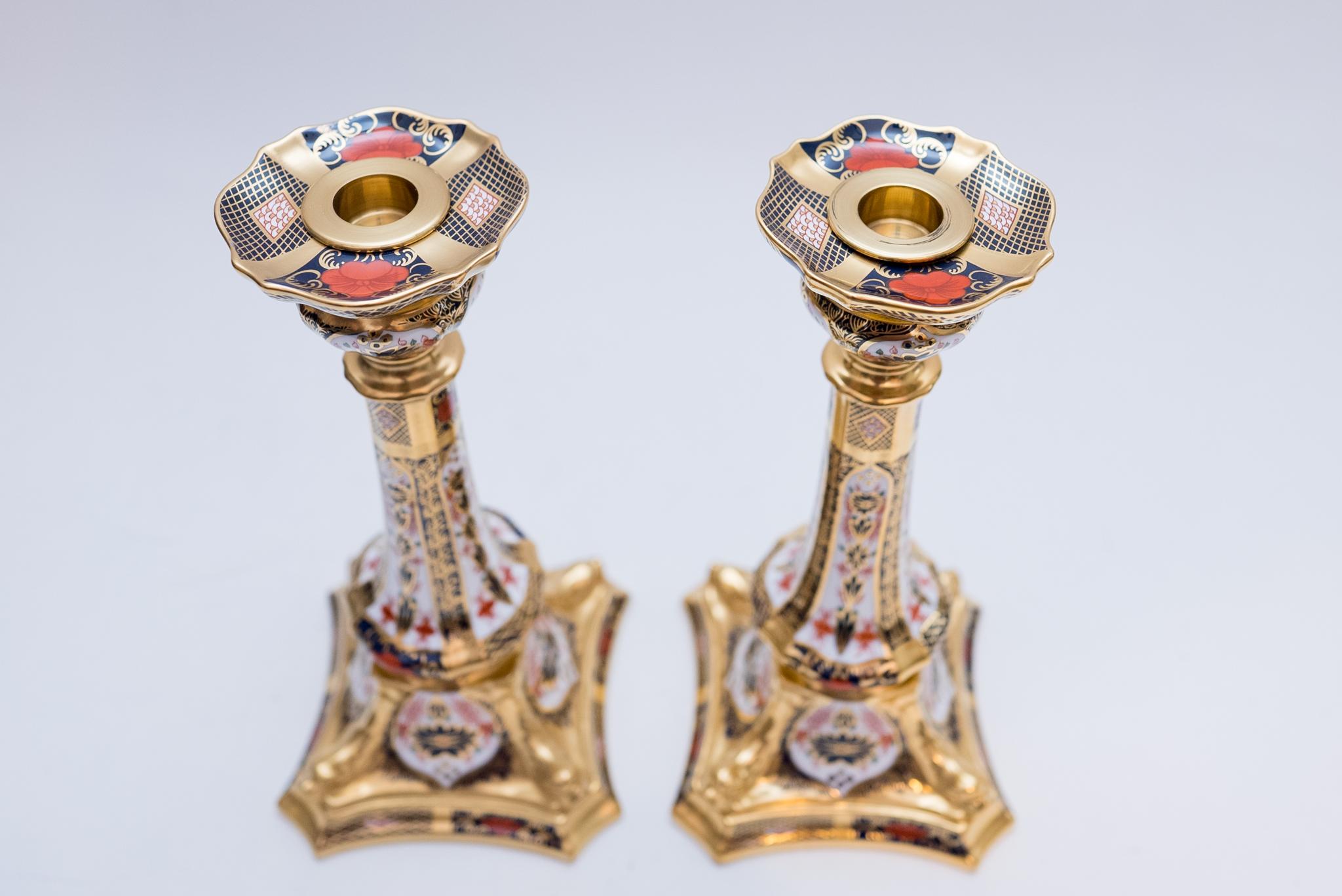 Émail Paire de chandeliers Imari de la Royal Crown Derby, Angleterre, base en forme de dauphin