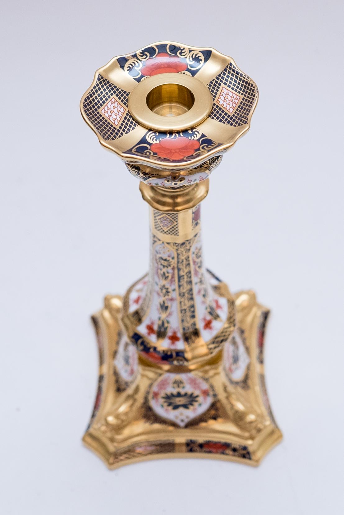 Paire de chandeliers Imari de la Royal Crown Derby, Angleterre, base en forme de dauphin 1