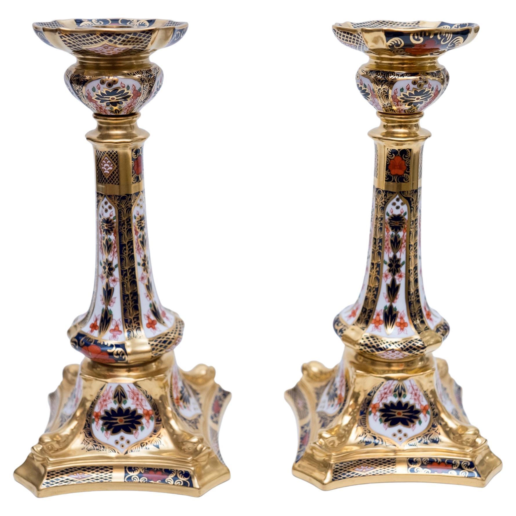 Paire de chandeliers Imari de la Royal Crown Derby, Angleterre, base en forme de dauphin