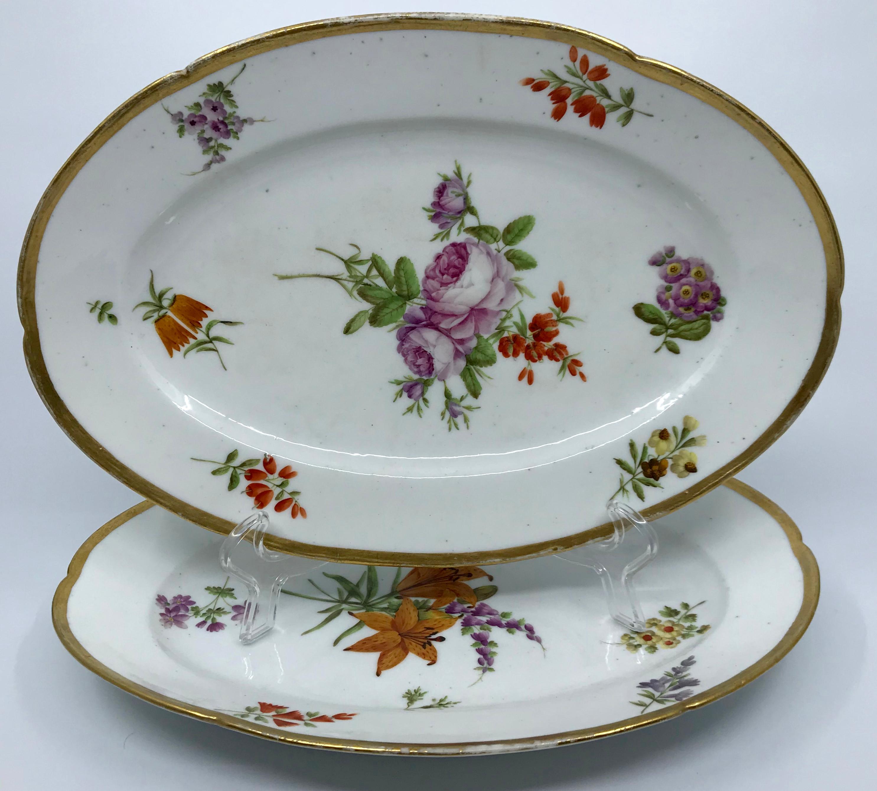 Pair of Old Paris Gilt Porcelain Floral Platters In Good Condition For Sale In New York, NY