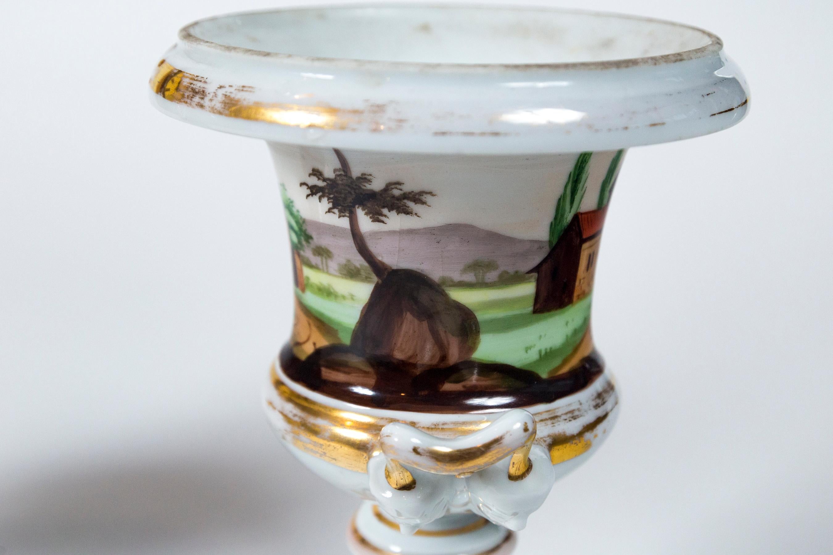 Milieu du XIXe siècle Paire d'urnes en porcelaine Old Paris 'Vieux Paris', France, 19ème siècle en vente