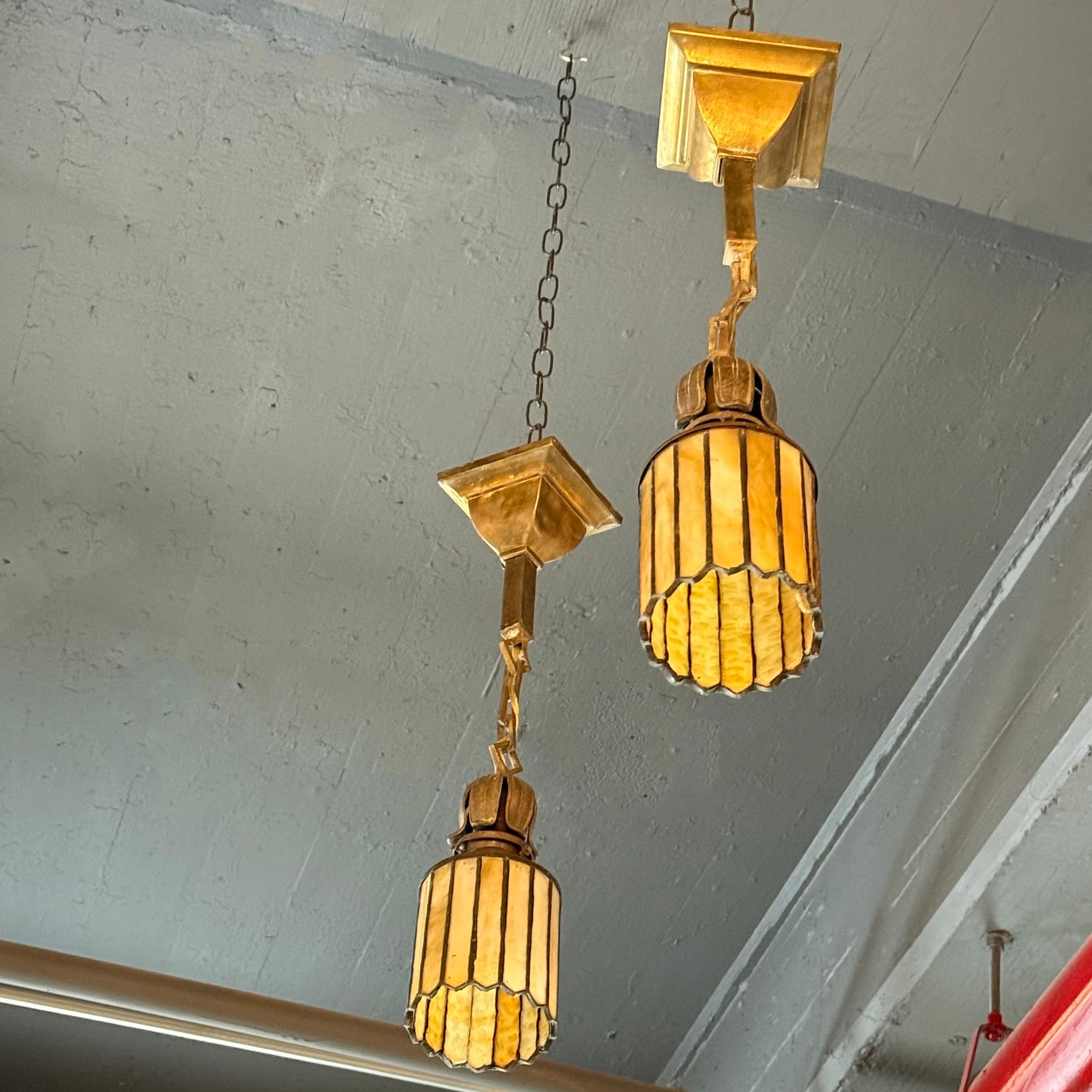 Américain Paire d'exceptionnelles lampes à suspension Arts & Crafts en verre teinté et laiton en vente