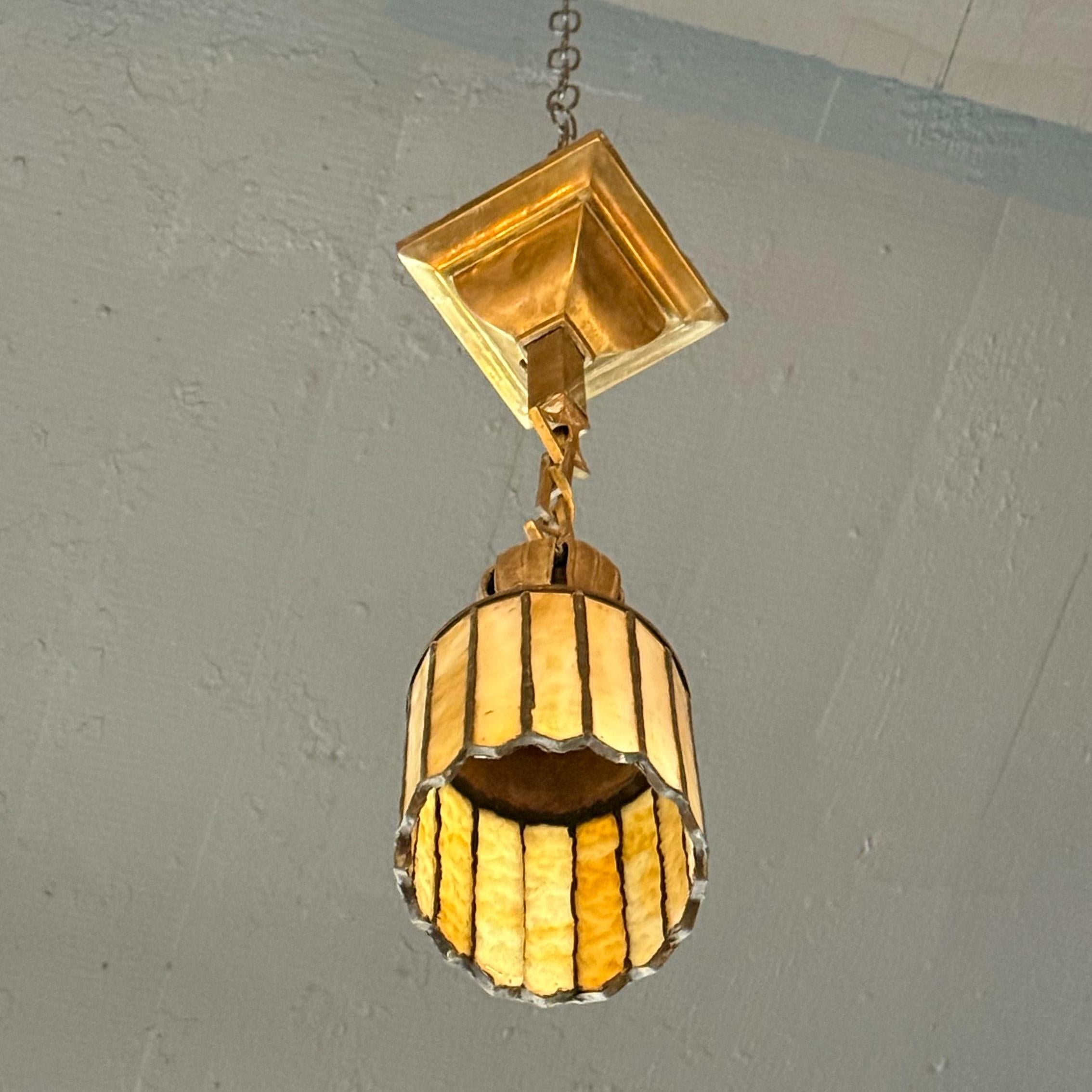 Paire d'exceptionnelles lampes à suspension Arts & Crafts en verre teinté et laiton en vente 1