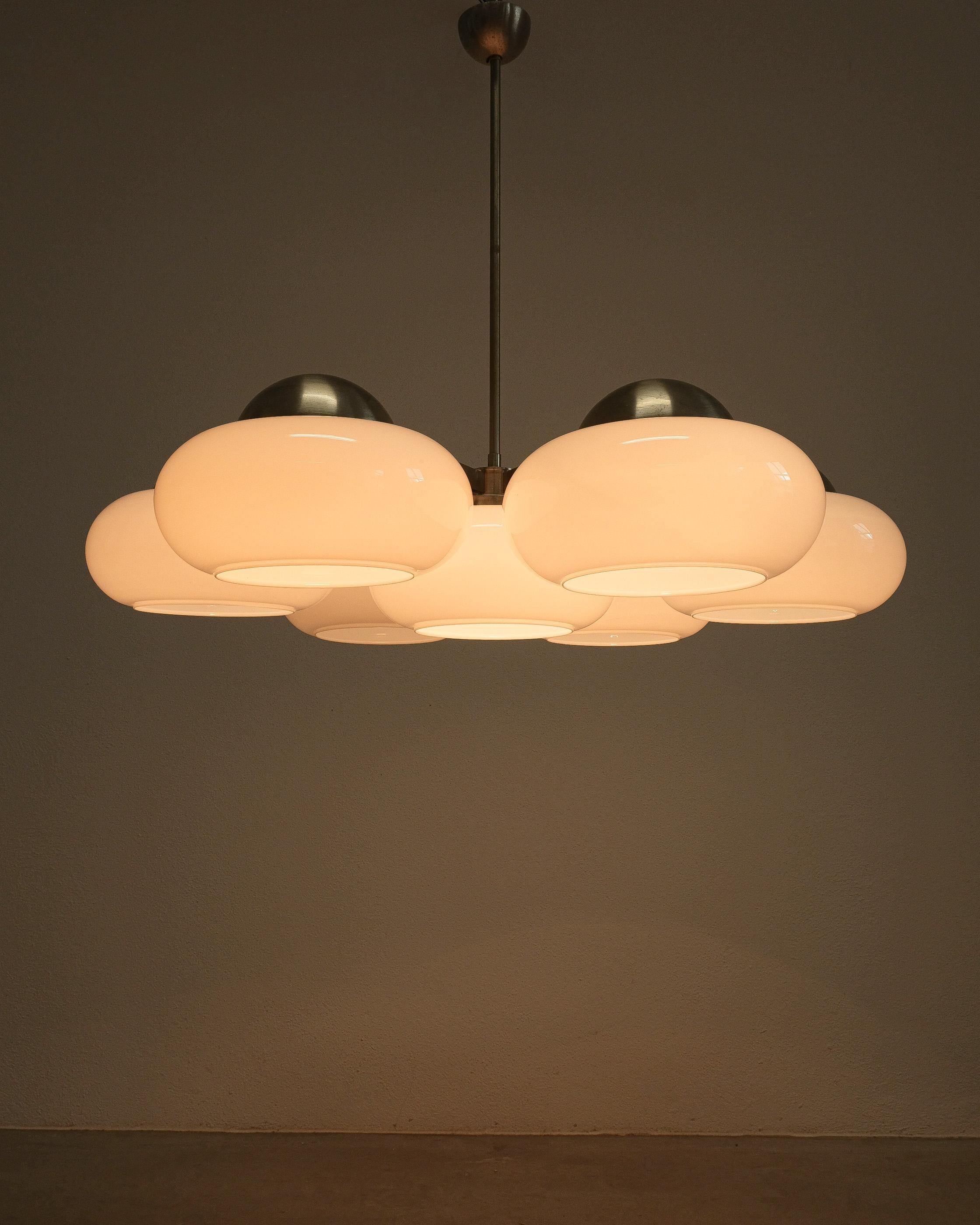 Lampadario in vetro opalino con struttura in ottone nichelato e 7 luci, Italia 1960
Sono disponibili anche delle luci da parete abbinate, per favore chiedi informazioni.

Grande lampada da soffitto da 47 pollici nello stile del lampadario Eptaclinio