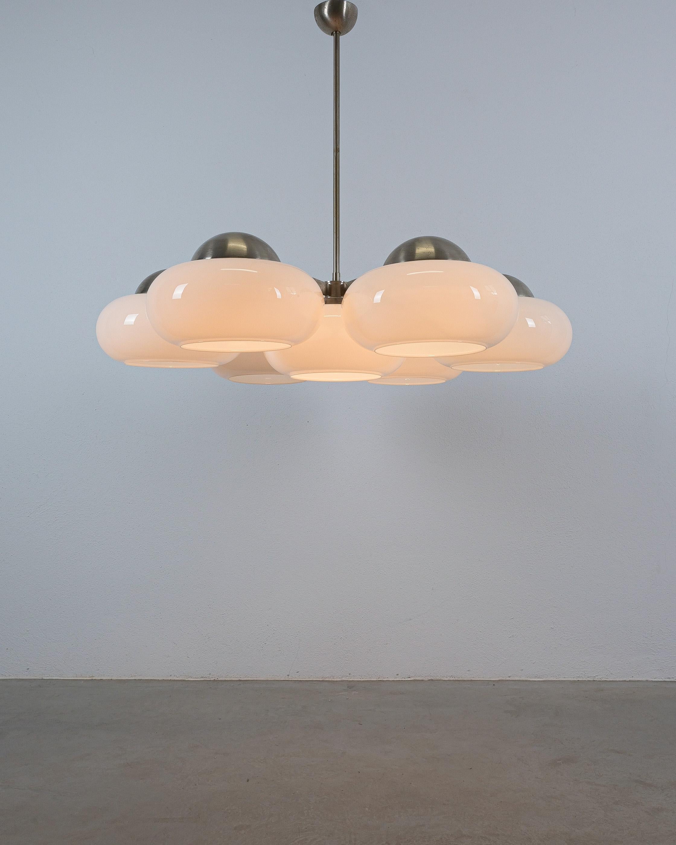 Mid-Century moderno Coppia di Lampade Chandelier in vetro opalino stile Vico Magistretti, Italia, 1960 in vendita